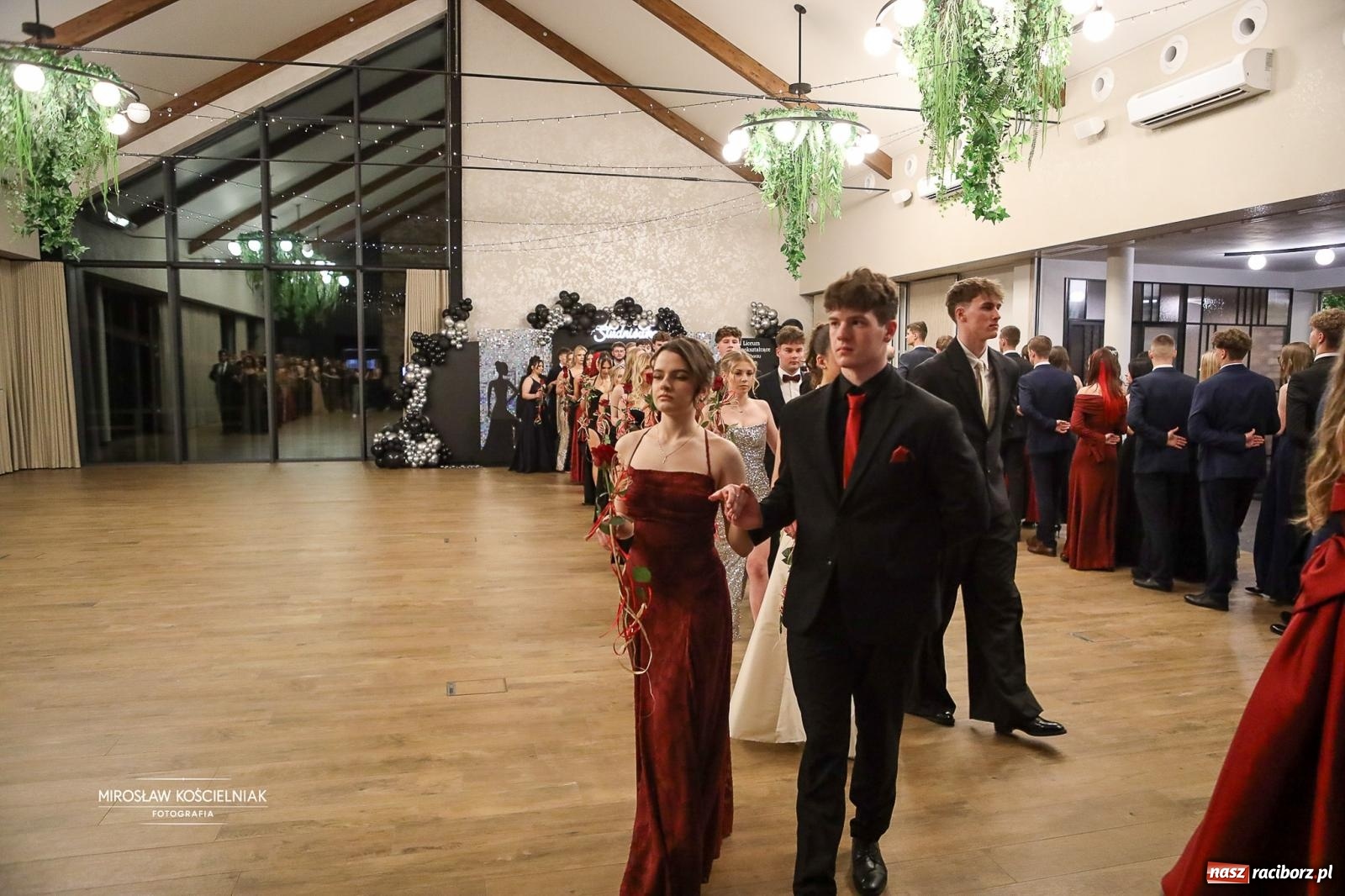 Zdjęcie w galerii na portalu naszraciborz.pl: Róże Kasprowicza w Rudym Lesie. Studniówka ZSO nr 1 z Raciborza na bis [FOTO] wiadomości z regionu