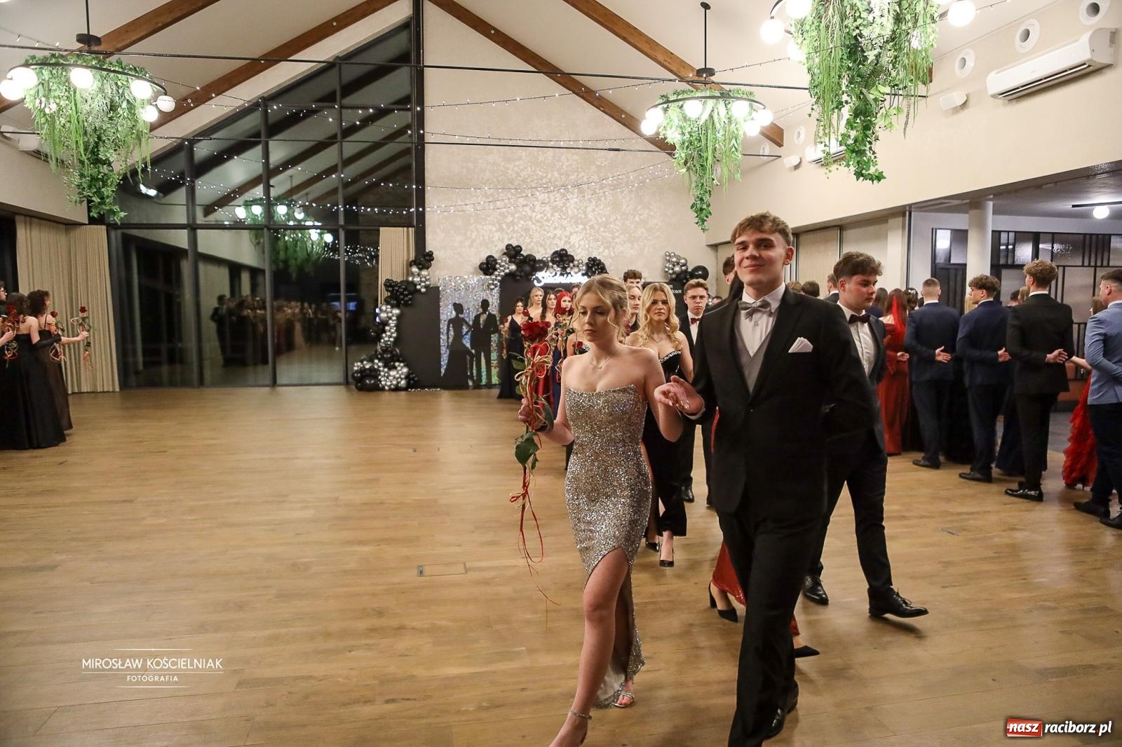 Zdjęcie w galerii na portalu naszraciborz.pl: Róże Kasprowicza w Rudym Lesie. Studniówka ZSO nr 1 z Raciborza na bis [FOTO] wiadomości z regionu