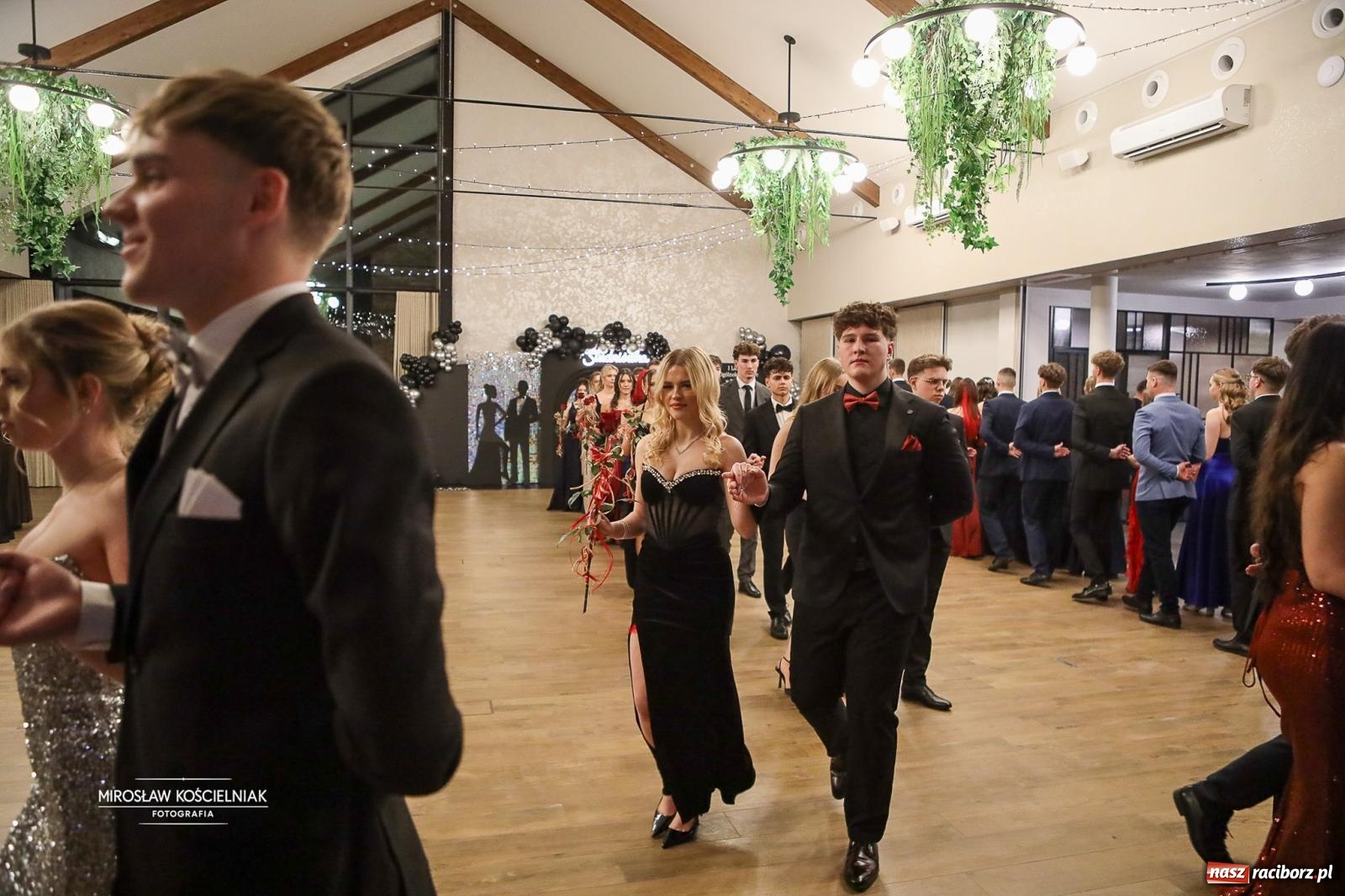 Zdjęcie w galerii na portalu naszraciborz.pl: Róże Kasprowicza w Rudym Lesie. Studniówka ZSO nr 1 z Raciborza na bis [FOTO] wiadomości z regionu