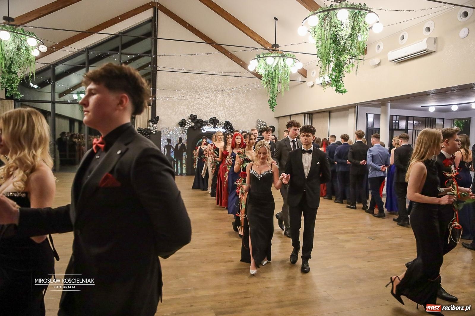 Zdjęcie w galerii na portalu naszraciborz.pl: Róże Kasprowicza w Rudym Lesie. Studniówka ZSO nr 1 z Raciborza na bis [FOTO] wiadomości z regionu