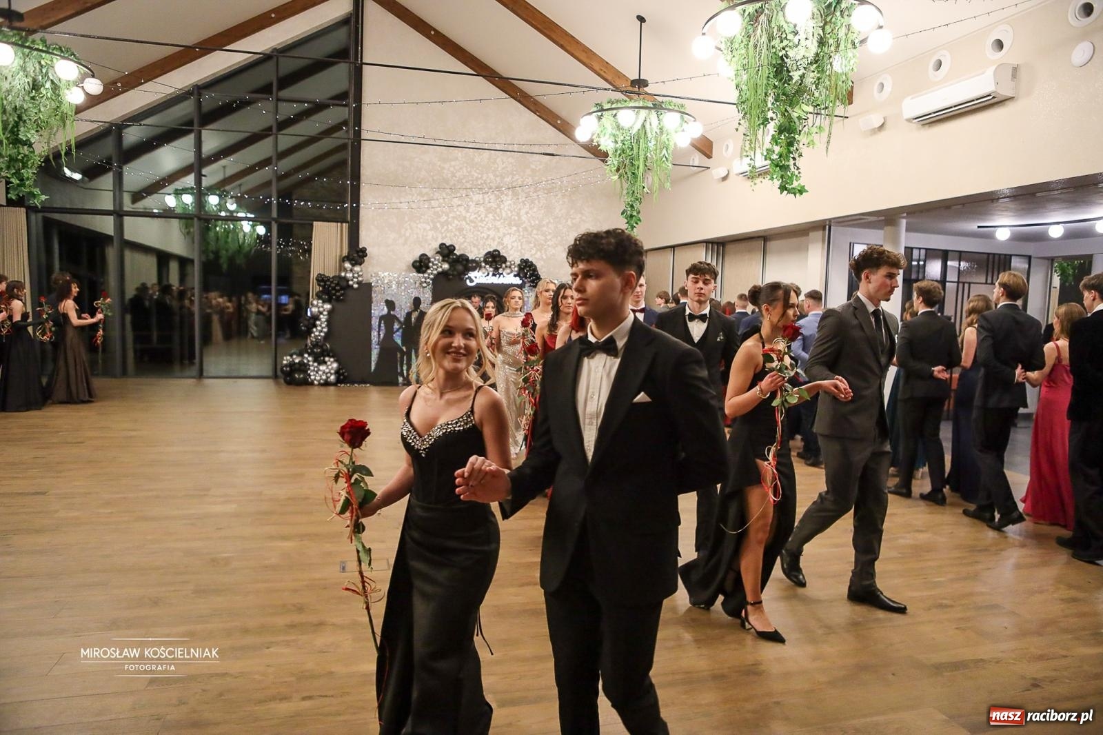 Zdjęcie w galerii na portalu naszraciborz.pl: Róże Kasprowicza w Rudym Lesie. Studniówka ZSO nr 1 z Raciborza na bis [FOTO] wiadomości z regionu