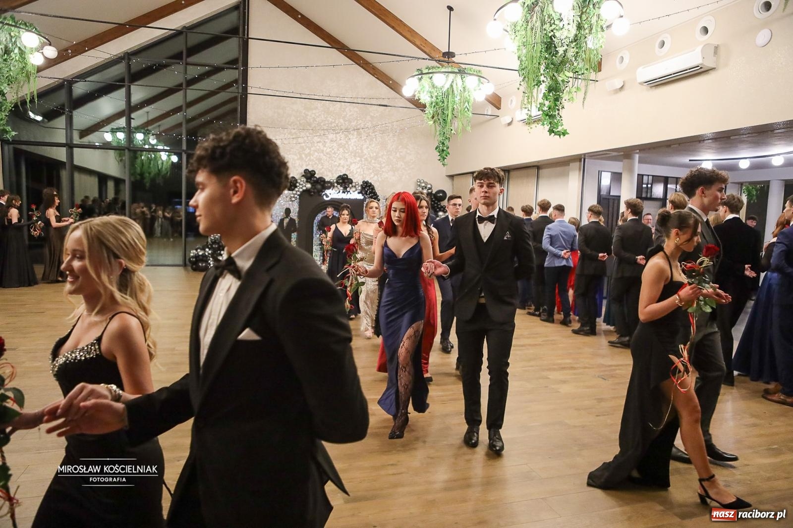 Zdjęcie w galerii na portalu naszraciborz.pl: Róże Kasprowicza w Rudym Lesie. Studniówka ZSO nr 1 z Raciborza na bis [FOTO] wiadomości z regionu