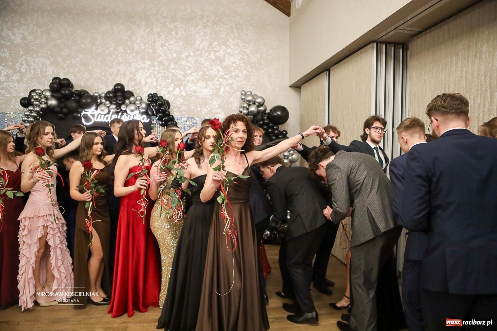 Zdjęcie w galerii na portalu naszraciborz.pl: Róże Kasprowicza w Rudym Lesie. Studniówka ZSO nr 1 z Raciborza na bis [FOTO] wiadomości z regionu