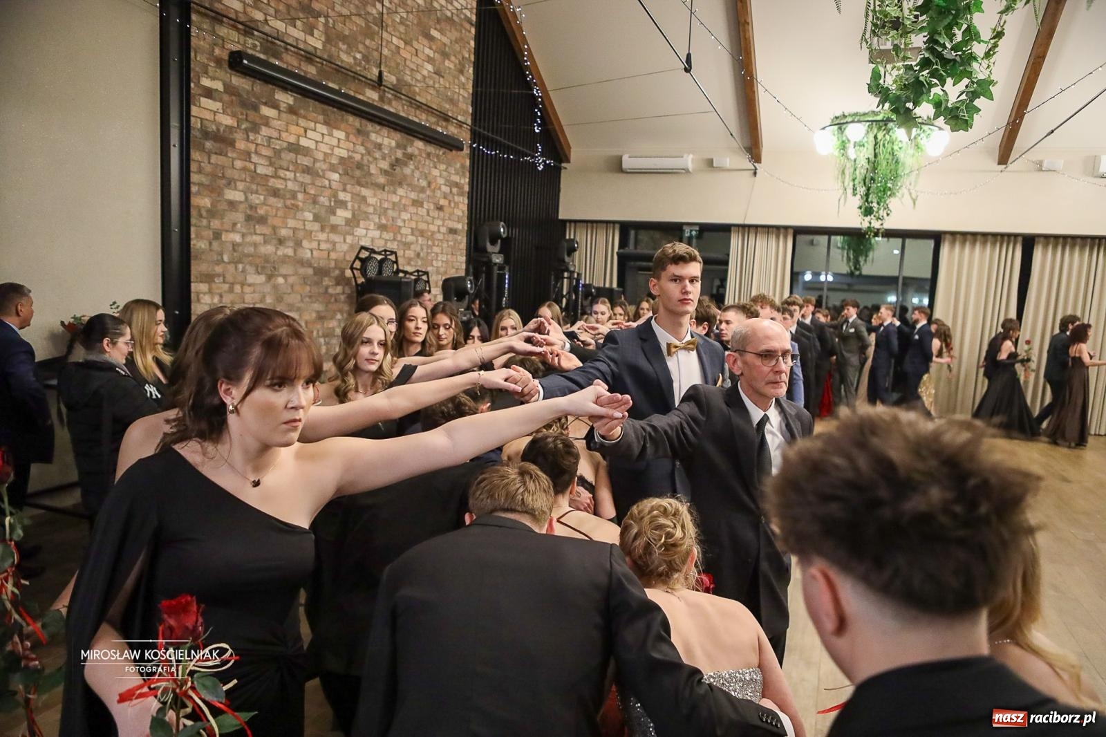 Zdjęcie w galerii na portalu naszraciborz.pl: Róże Kasprowicza w Rudym Lesie. Studniówka ZSO nr 1 z Raciborza na bis [FOTO] wiadomości z regionu