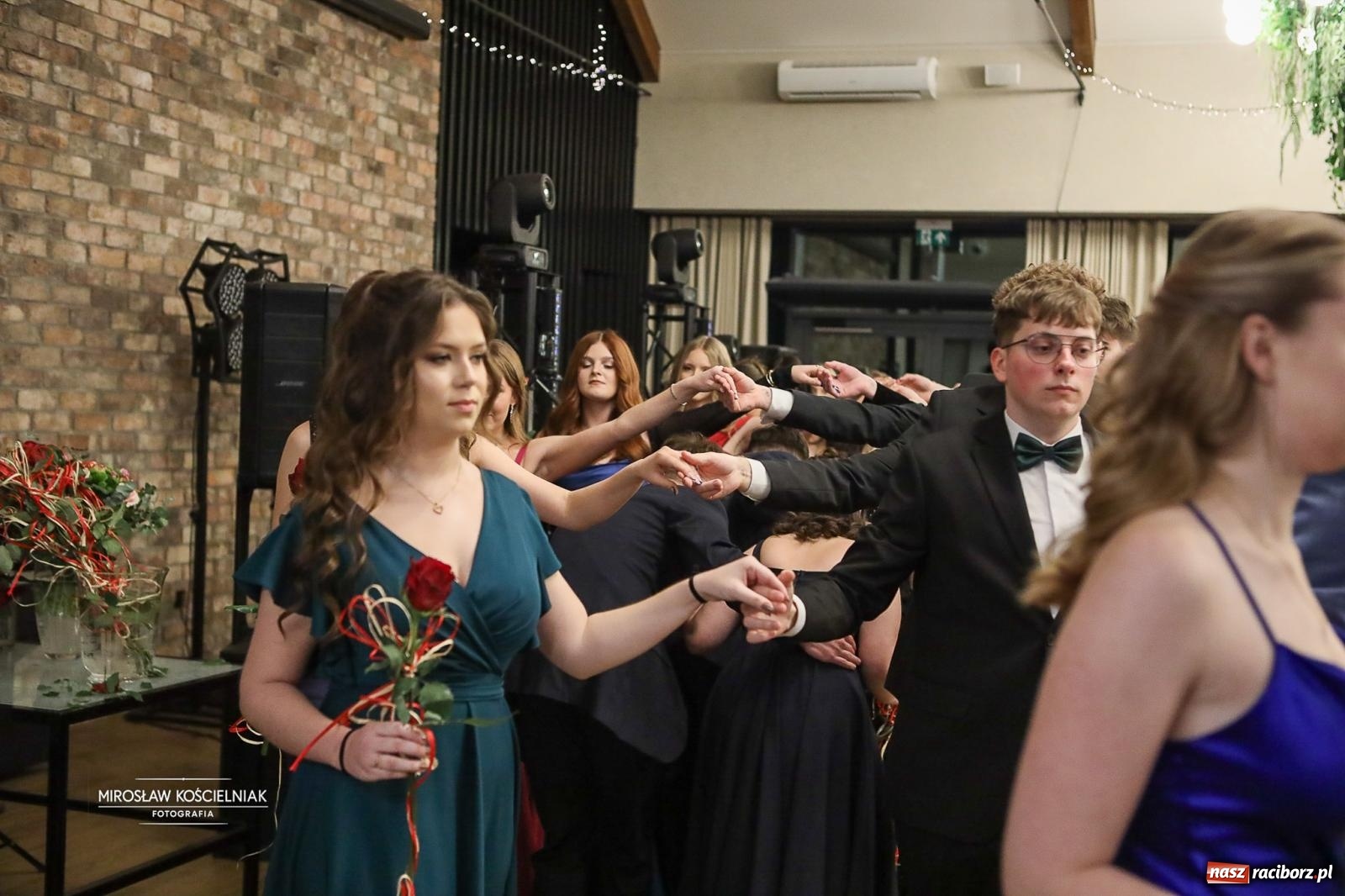 Zdjęcie w galerii na portalu naszraciborz.pl: Róże Kasprowicza w Rudym Lesie. Studniówka ZSO nr 1 z Raciborza na bis [FOTO] wiadomości z regionu