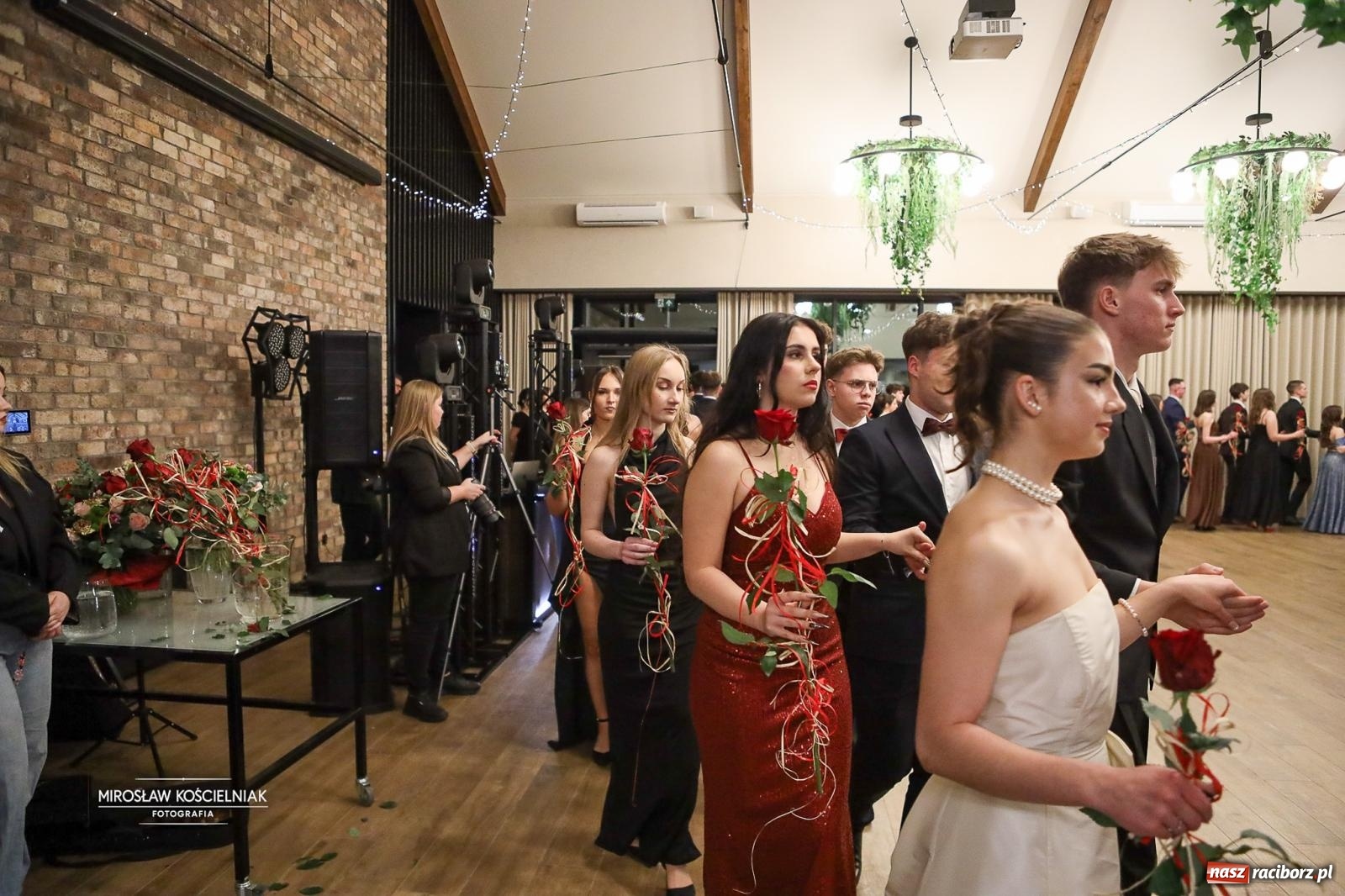 Zdjęcie w galerii na portalu naszraciborz.pl: Róże Kasprowicza w Rudym Lesie. Studniówka ZSO nr 1 z Raciborza na bis [FOTO] wiadomości z regionu