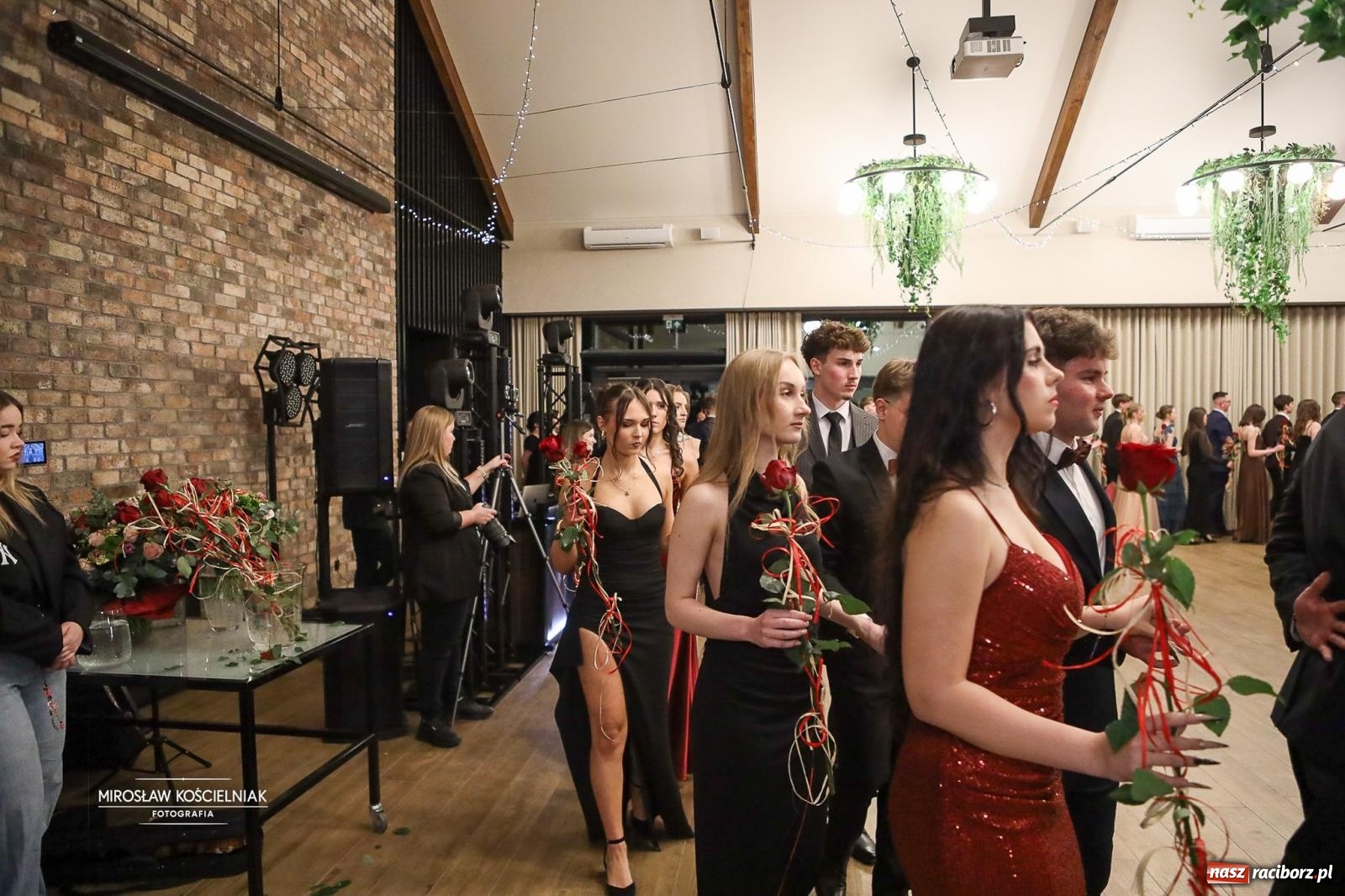 Zdjęcie w galerii na portalu naszraciborz.pl: Róże Kasprowicza w Rudym Lesie. Studniówka ZSO nr 1 z Raciborza na bis [FOTO] wiadomości z regionu