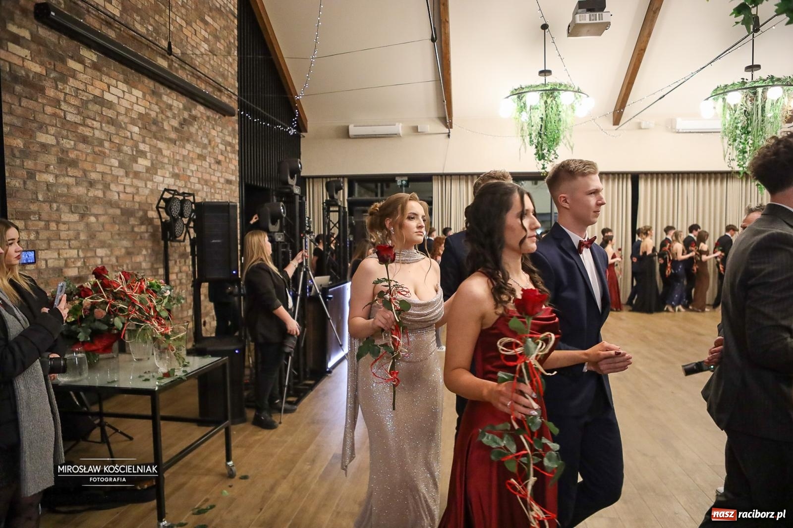 Zdjęcie w galerii na portalu naszraciborz.pl: Róże Kasprowicza w Rudym Lesie. Studniówka ZSO nr 1 z Raciborza na bis [FOTO] wiadomości z regionu