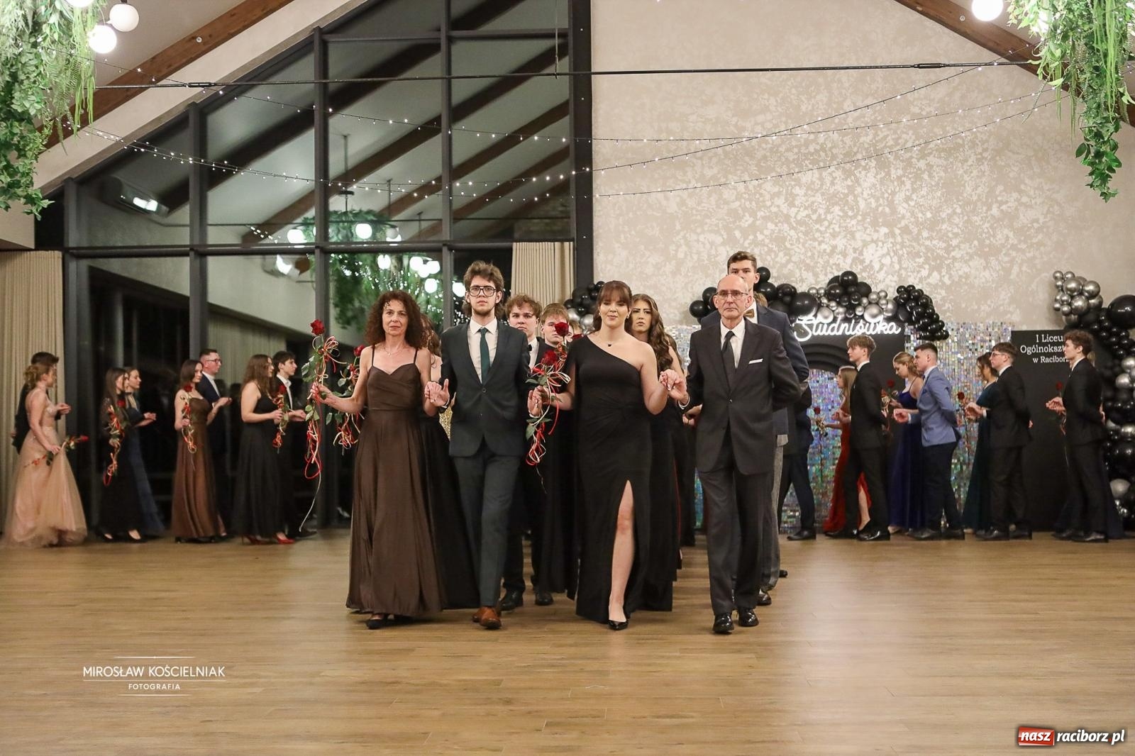 Zdjęcie w galerii na portalu naszraciborz.pl: Róże Kasprowicza w Rudym Lesie. Studniówka ZSO nr 1 z Raciborza na bis [FOTO] wiadomości z regionu