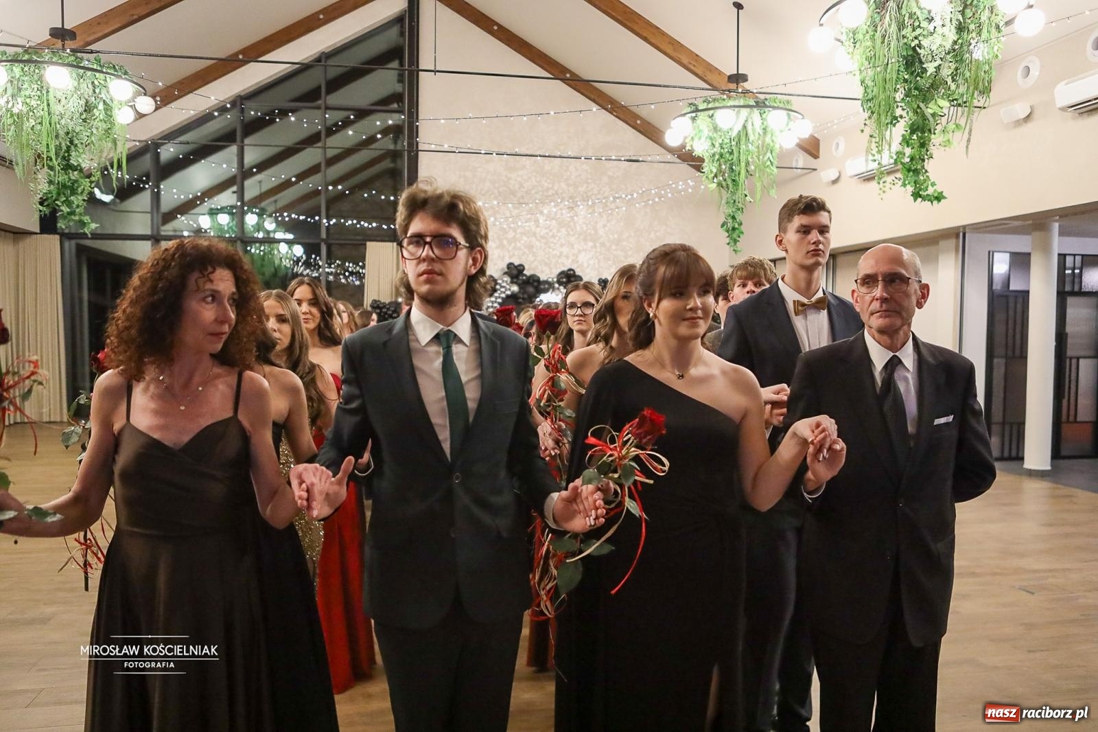 Zdjęcie w galerii na portalu naszraciborz.pl: Róże Kasprowicza w Rudym Lesie. Studniówka ZSO nr 1 z Raciborza na bis [FOTO] wiadomości z regionu