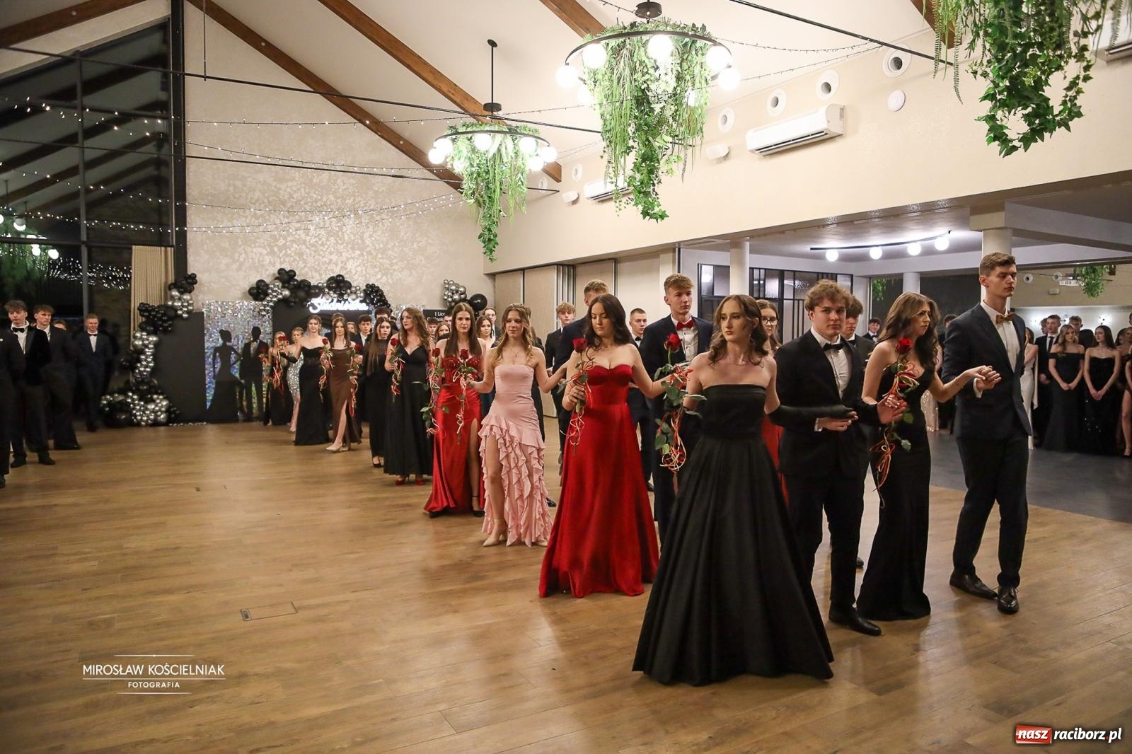 Zdjęcie w galerii na portalu naszraciborz.pl: Róże Kasprowicza w Rudym Lesie. Studniówka ZSO nr 1 z Raciborza na bis [FOTO] wiadomości z regionu