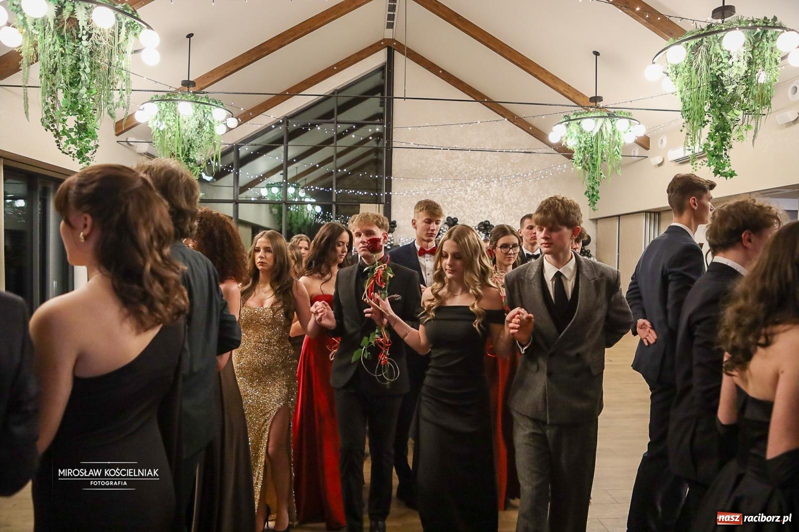 Zdjęcie w galerii na portalu naszraciborz.pl: Róże Kasprowicza w Rudym Lesie. Studniówka ZSO nr 1 z Raciborza na bis [FOTO] wiadomości z regionu