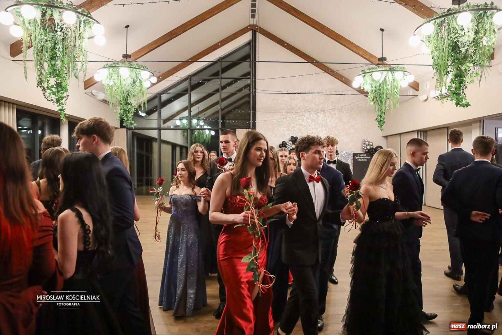 Zdjęcie w galerii na portalu naszraciborz.pl: Róże Kasprowicza w Rudym Lesie. Studniówka ZSO nr 1 z Raciborza na bis [FOTO] wiadomości z regionu