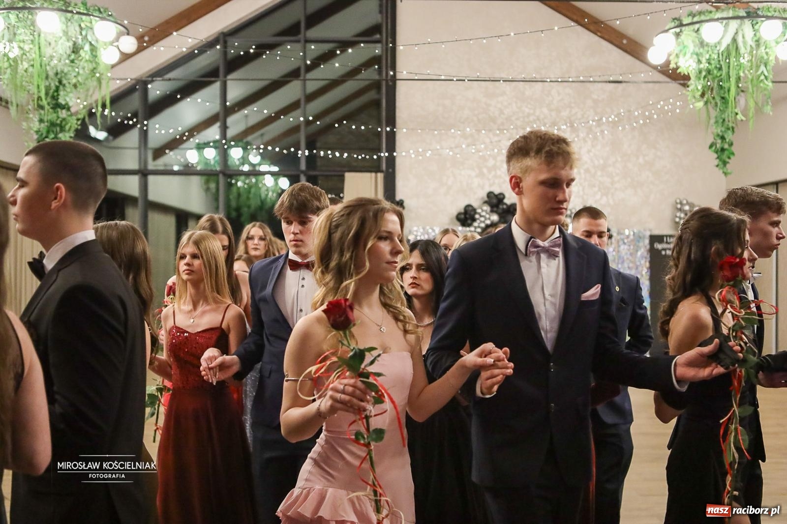 Zdjęcie w galerii na portalu naszraciborz.pl: Róże Kasprowicza w Rudym Lesie. Studniówka ZSO nr 1 z Raciborza na bis [FOTO] wiadomości z regionu