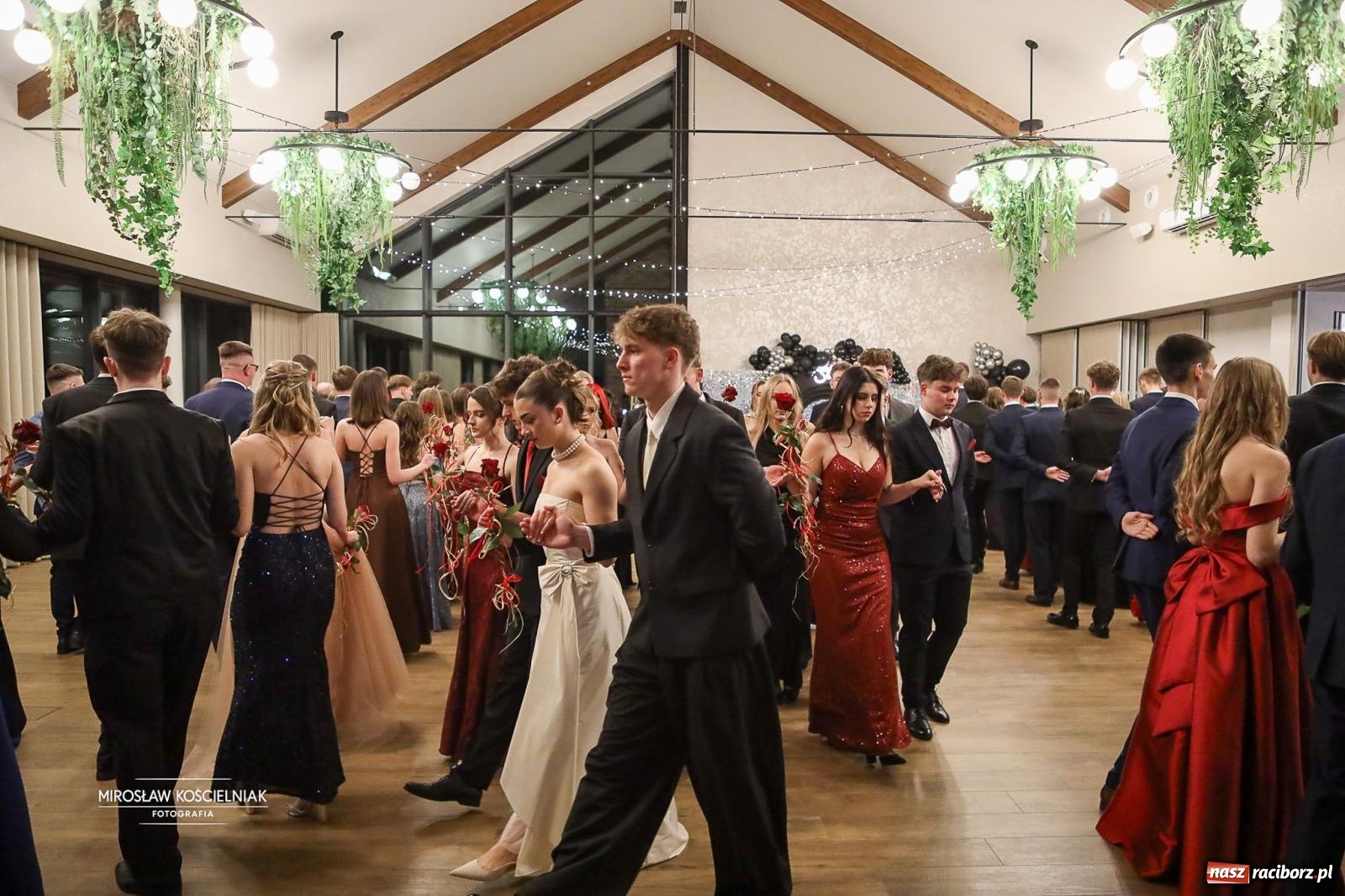 Zdjęcie w galerii na portalu naszraciborz.pl: Róże Kasprowicza w Rudym Lesie. Studniówka ZSO nr 1 z Raciborza na bis [FOTO] wiadomości z regionu