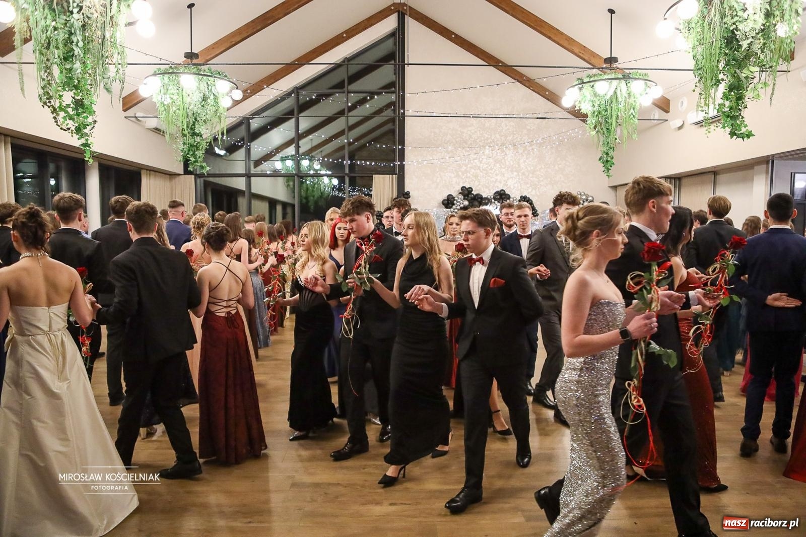 Zdjęcie w galerii na portalu naszraciborz.pl: Róże Kasprowicza w Rudym Lesie. Studniówka ZSO nr 1 z Raciborza na bis [FOTO] wiadomości z regionu