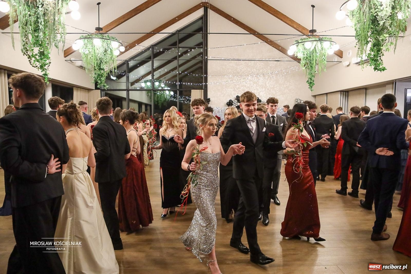 Zdjęcie w galerii na portalu naszraciborz.pl: Róże Kasprowicza w Rudym Lesie. Studniówka ZSO nr 1 z Raciborza na bis [FOTO] wiadomości z regionu