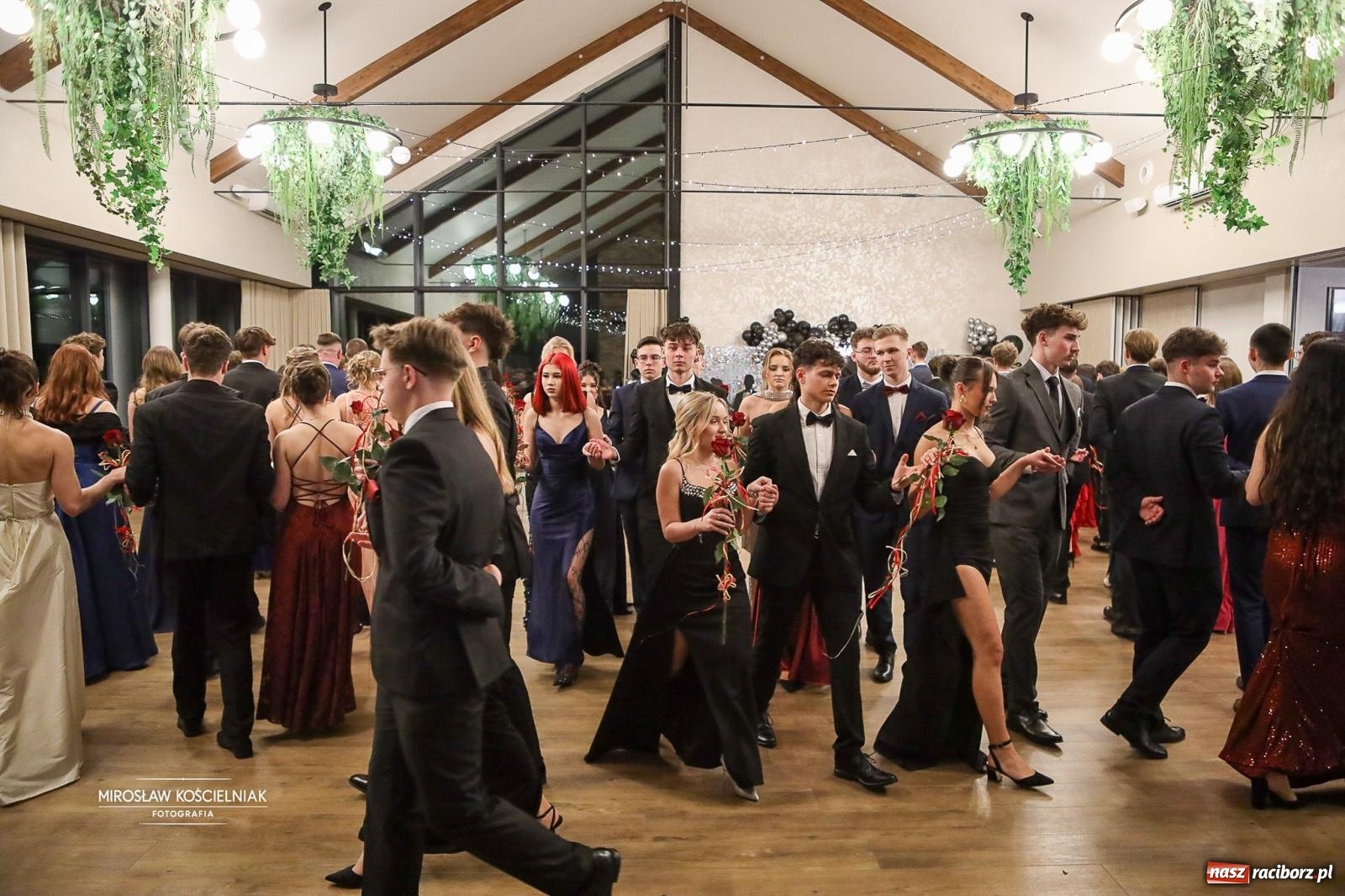 Zdjęcie w galerii na portalu naszraciborz.pl: Róże Kasprowicza w Rudym Lesie. Studniówka ZSO nr 1 z Raciborza na bis [FOTO] wiadomości z regionu