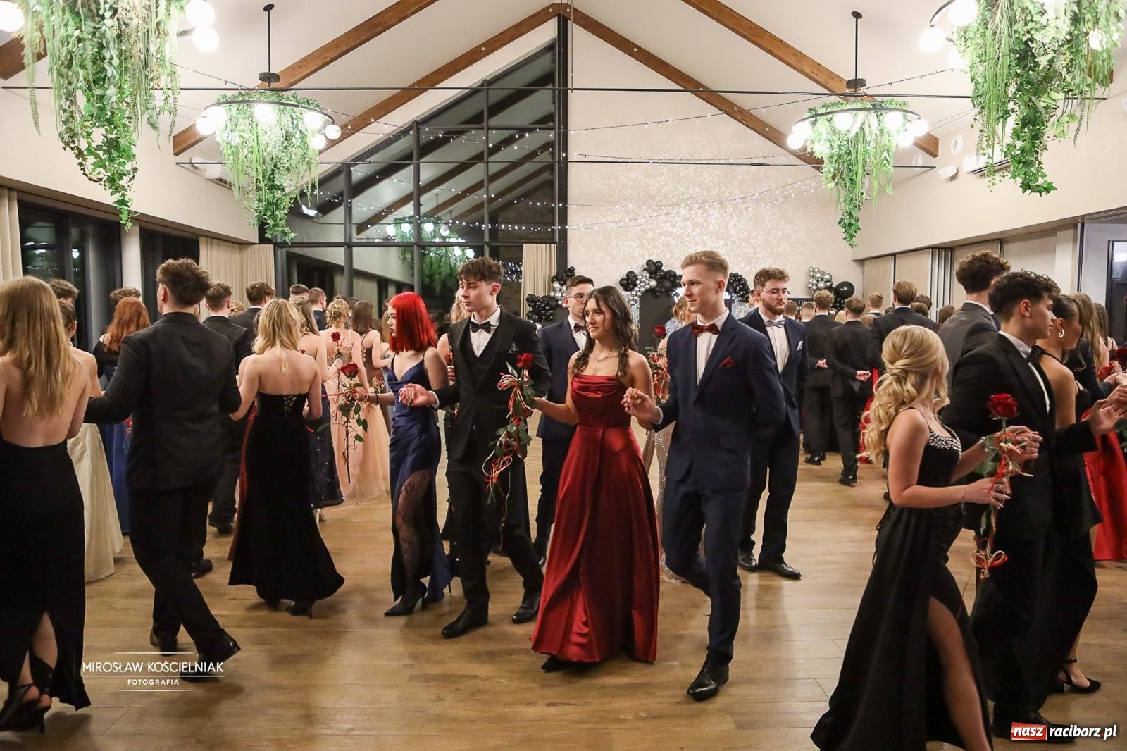 Zdjęcie w galerii na portalu naszraciborz.pl: Róże Kasprowicza w Rudym Lesie. Studniówka ZSO nr 1 z Raciborza na bis [FOTO] wiadomości z regionu