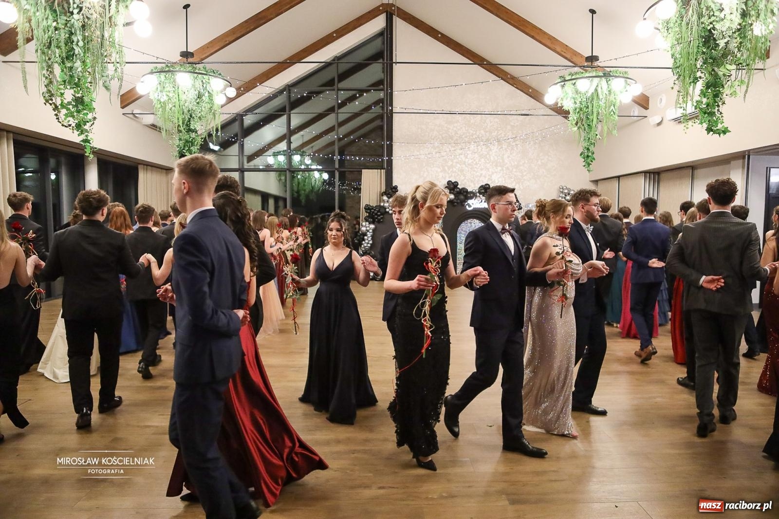 Zdjęcie w galerii na portalu naszraciborz.pl: Róże Kasprowicza w Rudym Lesie. Studniówka ZSO nr 1 z Raciborza na bis [FOTO] wiadomości z regionu