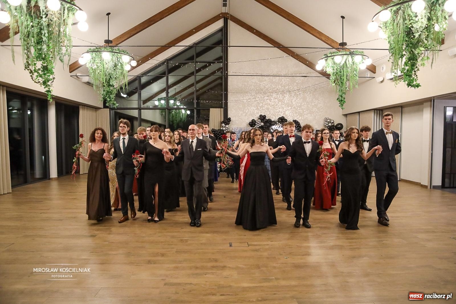 Zdjęcie w galerii na portalu naszraciborz.pl: Róże Kasprowicza w Rudym Lesie. Studniówka ZSO nr 1 z Raciborza na bis [FOTO] wiadomości z regionu