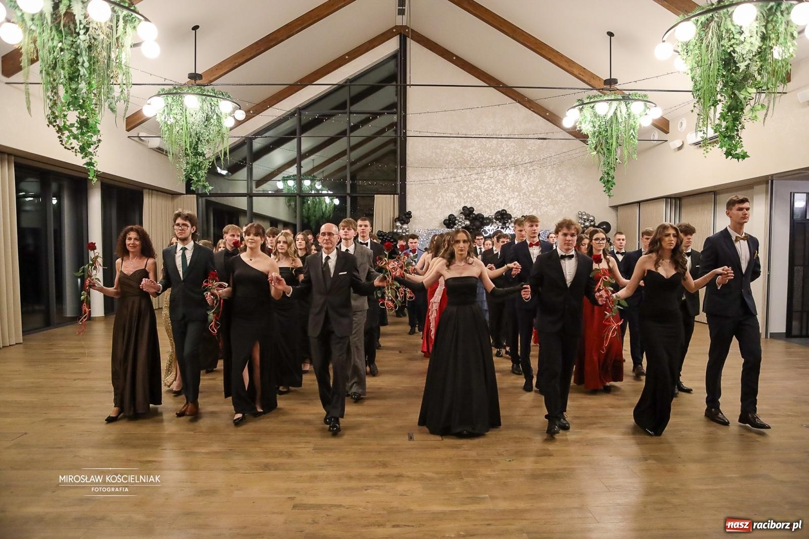 Zdjęcie w galerii na portalu naszraciborz.pl: Róże Kasprowicza w Rudym Lesie. Studniówka ZSO nr 1 z Raciborza na bis [FOTO] wiadomości z regionu