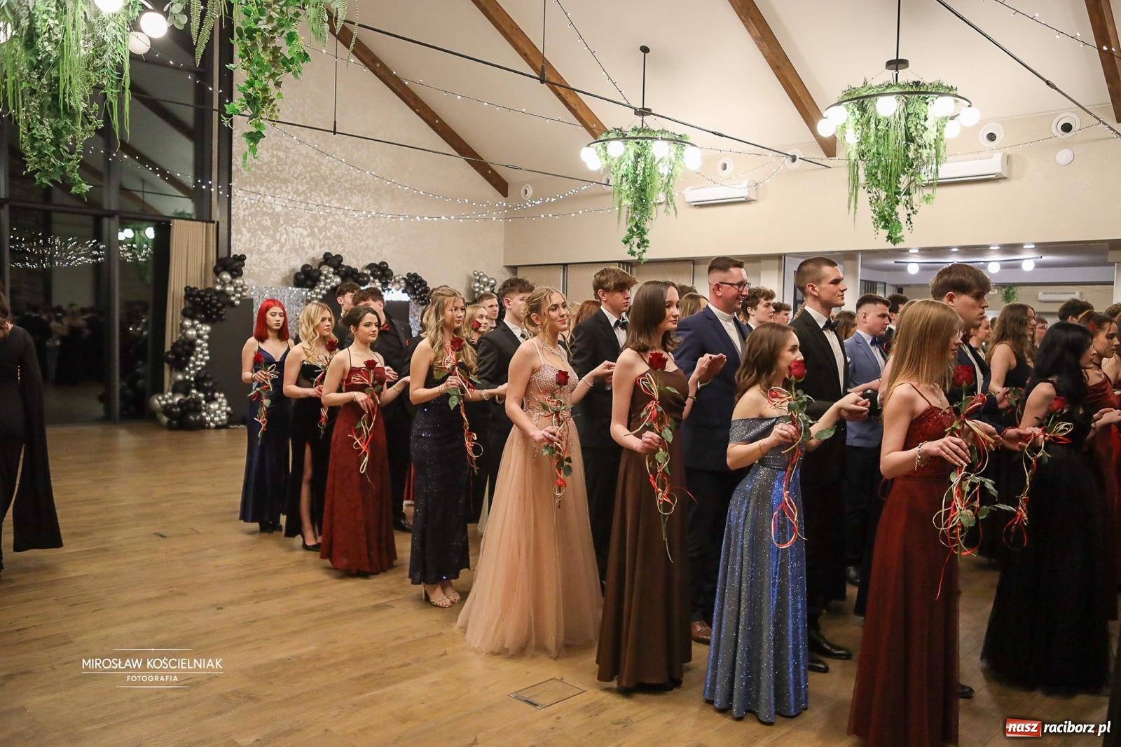 Zdjęcie w galerii na portalu naszraciborz.pl: Róże Kasprowicza w Rudym Lesie. Studniówka ZSO nr 1 z Raciborza na bis [FOTO] wiadomości z regionu