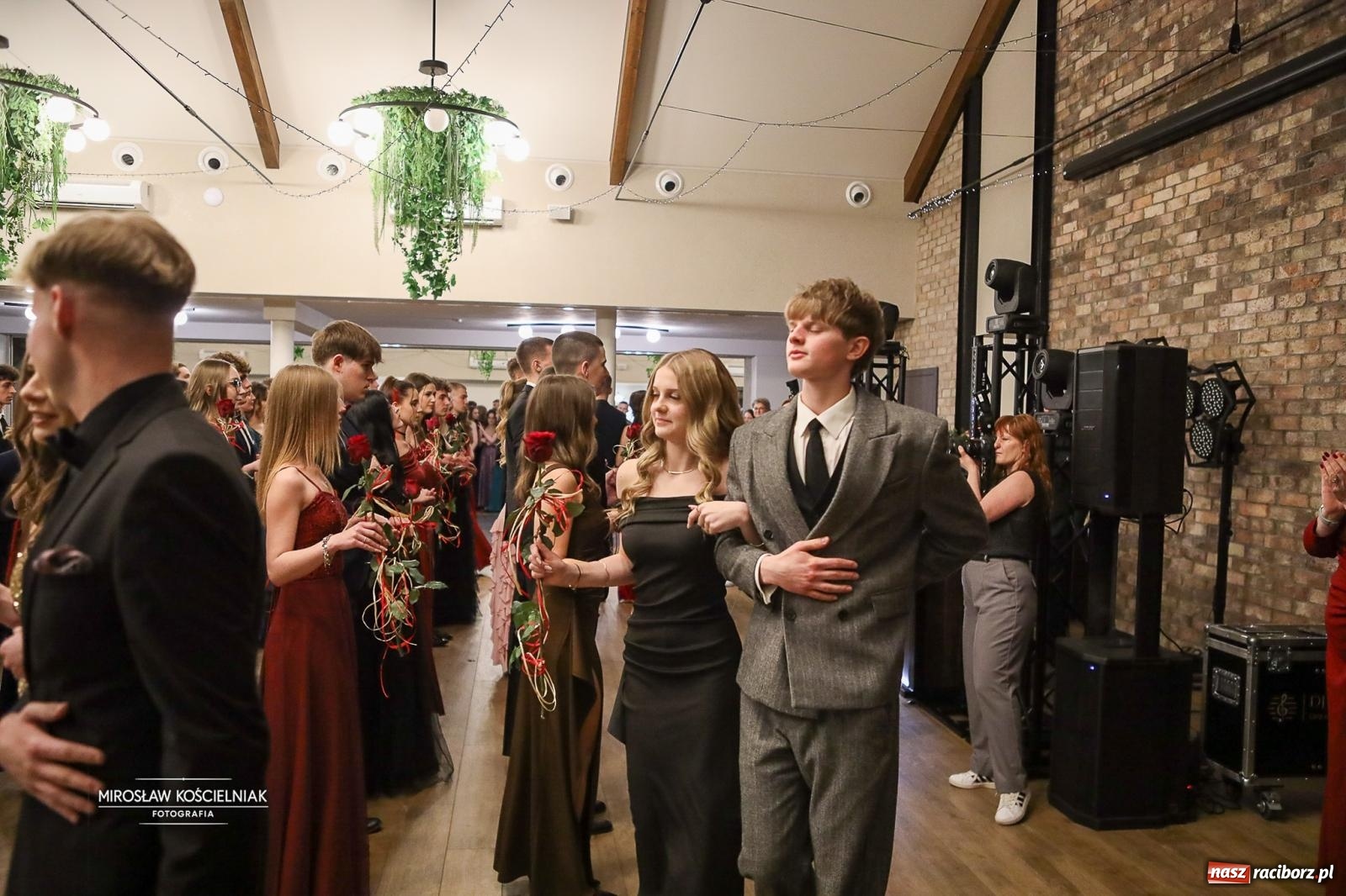 Zdjęcie w galerii na portalu naszraciborz.pl: Róże Kasprowicza w Rudym Lesie. Studniówka ZSO nr 1 z Raciborza na bis [FOTO] wiadomości z regionu