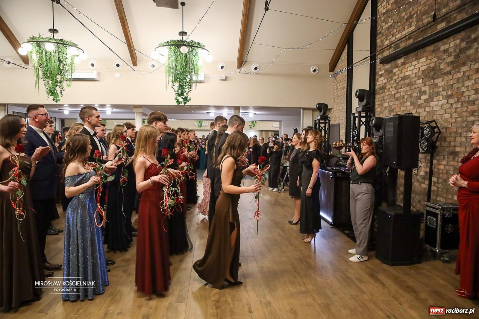 Zdjęcie w galerii na portalu naszraciborz.pl: Róże Kasprowicza w Rudym Lesie. Studniówka ZSO nr 1 z Raciborza na bis [FOTO] wiadomości z regionu