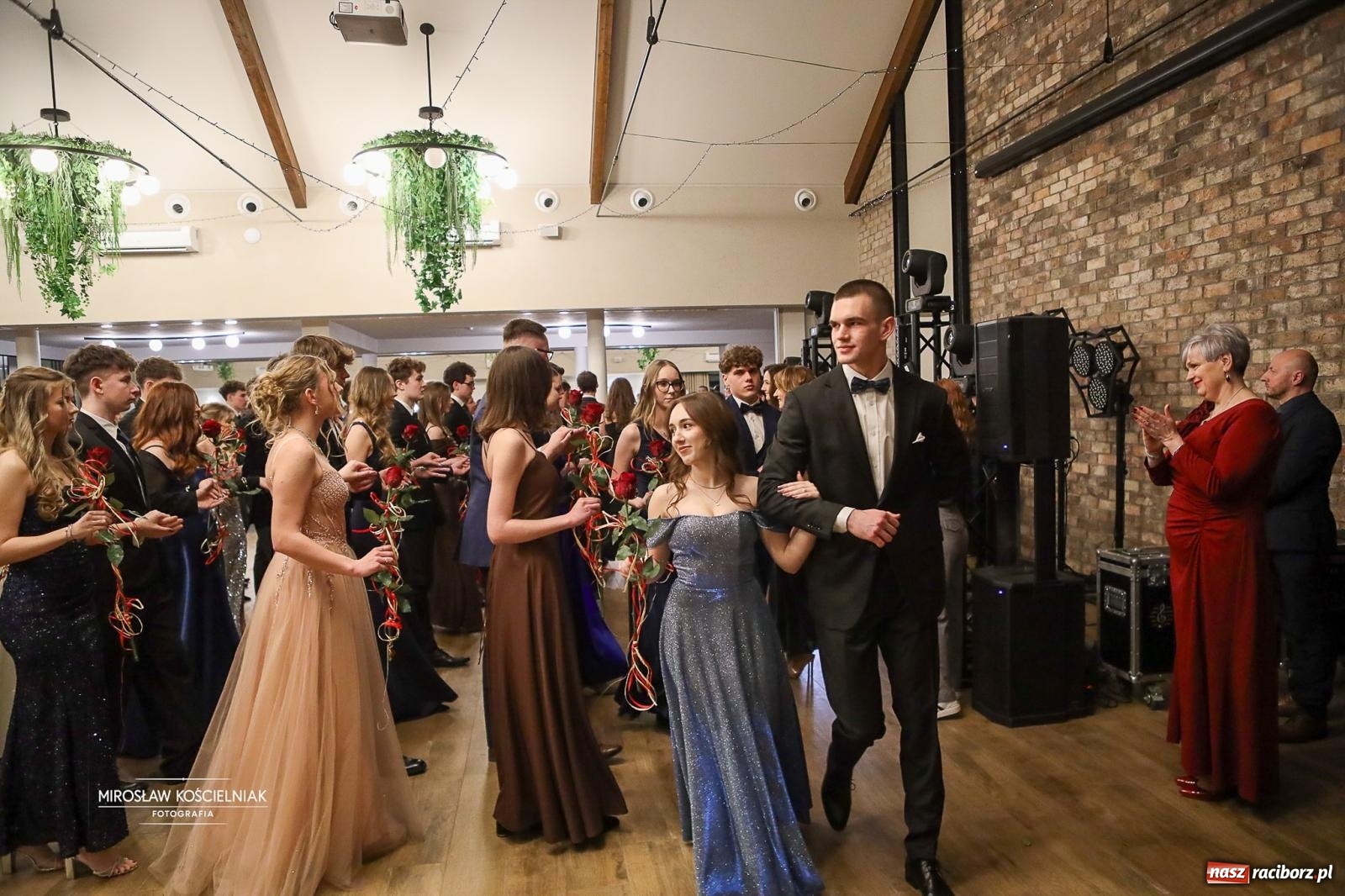 Zdjęcie w galerii na portalu naszraciborz.pl: Róże Kasprowicza w Rudym Lesie. Studniówka ZSO nr 1 z Raciborza na bis [FOTO] wiadomości z regionu