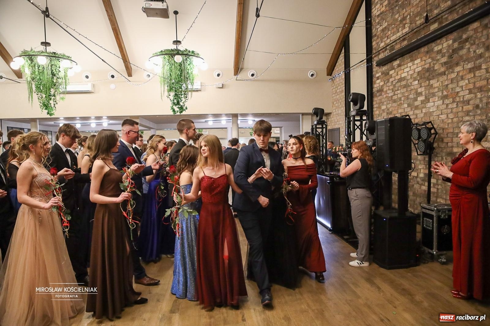 Zdjęcie w galerii na portalu naszraciborz.pl: Róże Kasprowicza w Rudym Lesie. Studniówka ZSO nr 1 z Raciborza na bis [FOTO] wiadomości z regionu