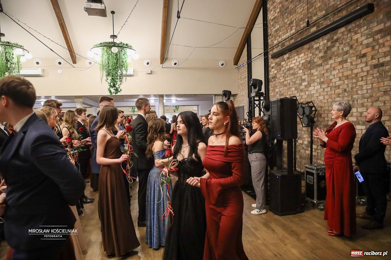 Zdjęcie w galerii na portalu naszraciborz.pl: Róże Kasprowicza w Rudym Lesie. Studniówka ZSO nr 1 z Raciborza na bis [FOTO] wiadomości z regionu