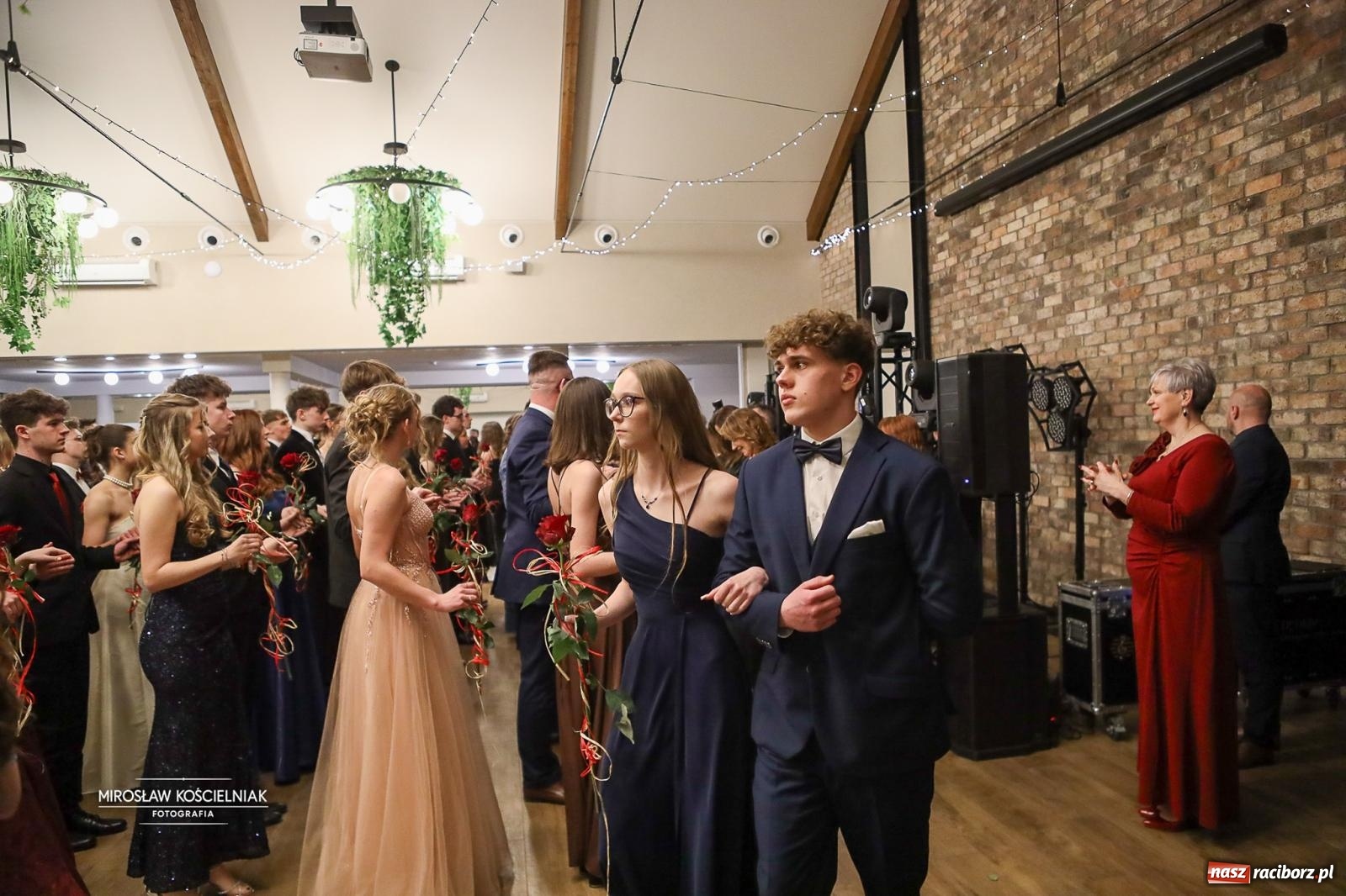 Zdjęcie w galerii na portalu naszraciborz.pl: Róże Kasprowicza w Rudym Lesie. Studniówka ZSO nr 1 z Raciborza na bis [FOTO] wiadomości z regionu