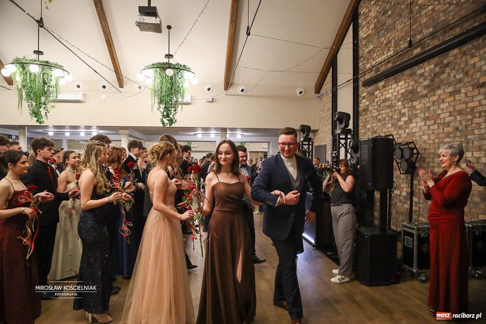 Zdjęcie w galerii na portalu naszraciborz.pl: Róże Kasprowicza w Rudym Lesie. Studniówka ZSO nr 1 z Raciborza na bis [FOTO] wiadomości z regionu