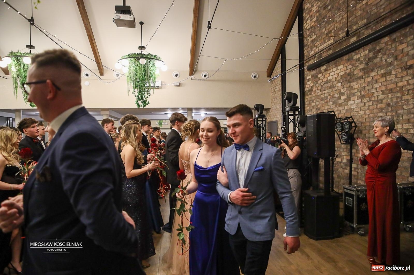 Zdjęcie w galerii na portalu naszraciborz.pl: Róże Kasprowicza w Rudym Lesie. Studniówka ZSO nr 1 z Raciborza na bis [FOTO] wiadomości z regionu