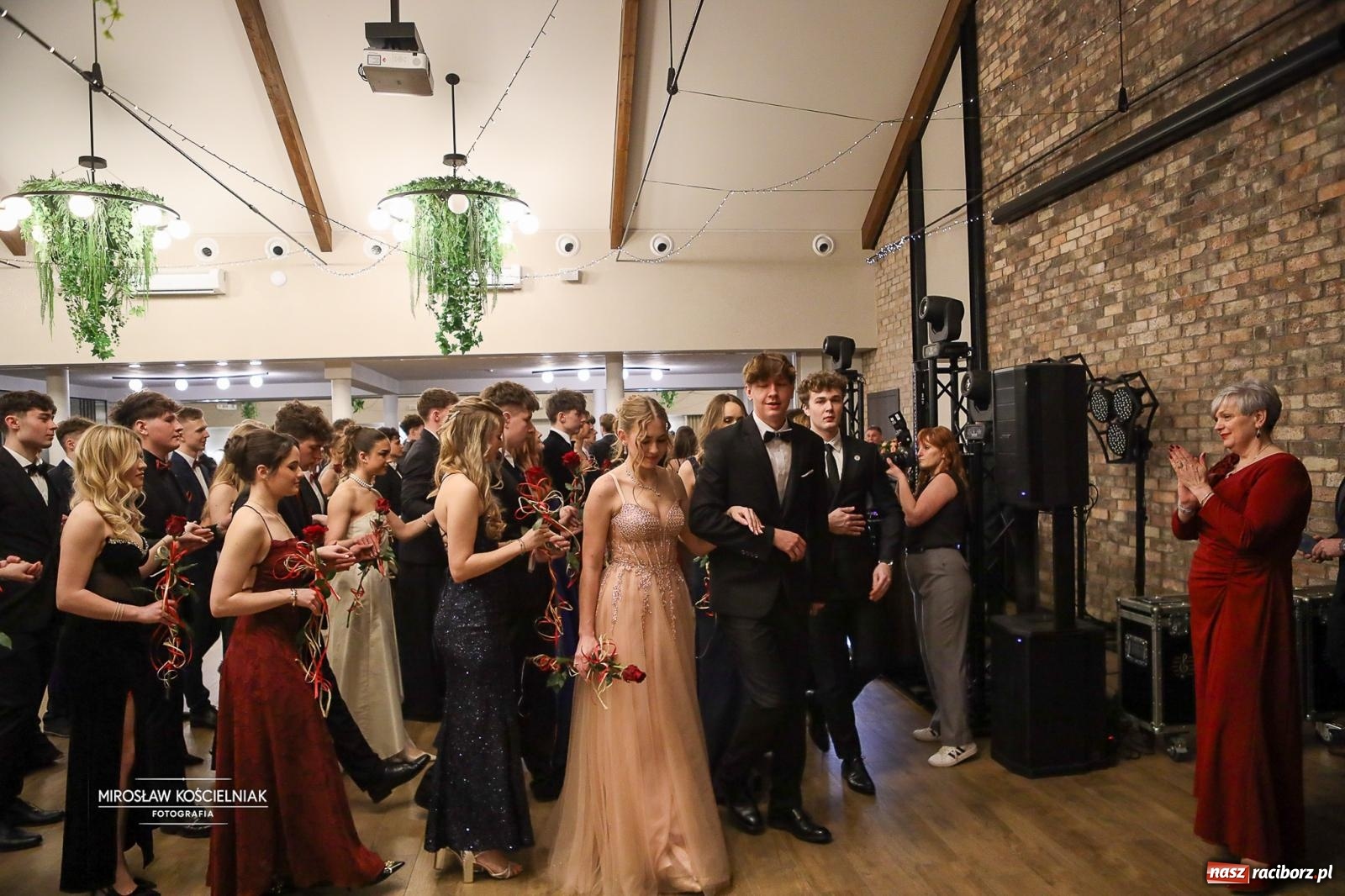 Zdjęcie w galerii na portalu naszraciborz.pl: Róże Kasprowicza w Rudym Lesie. Studniówka ZSO nr 1 z Raciborza na bis [FOTO] wiadomości z regionu