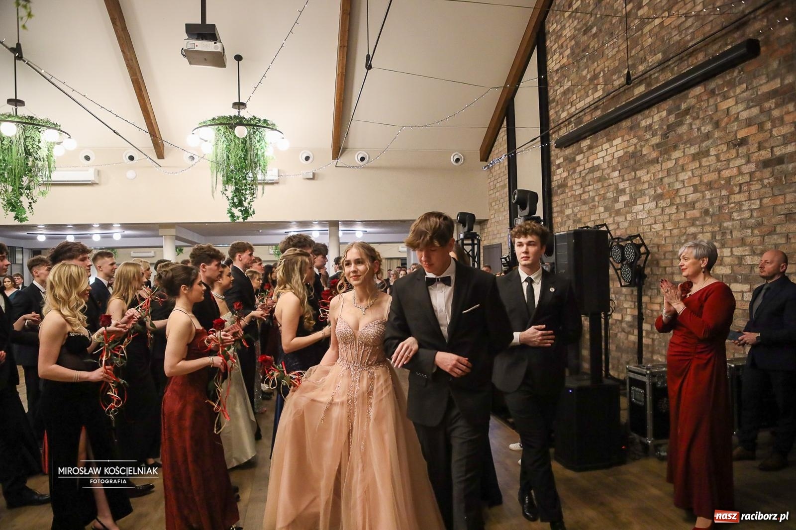 Zdjęcie w galerii na portalu naszraciborz.pl: Róże Kasprowicza w Rudym Lesie. Studniówka ZSO nr 1 z Raciborza na bis [FOTO] wiadomości z regionu