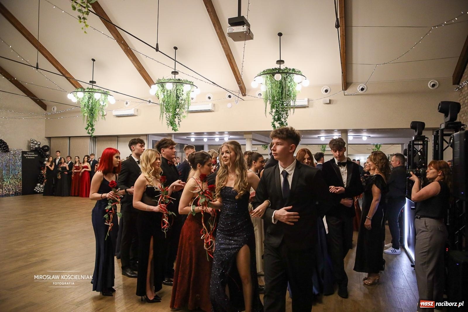 Zdjęcie w galerii na portalu naszraciborz.pl: Róże Kasprowicza w Rudym Lesie. Studniówka ZSO nr 1 z Raciborza na bis [FOTO] wiadomości z regionu