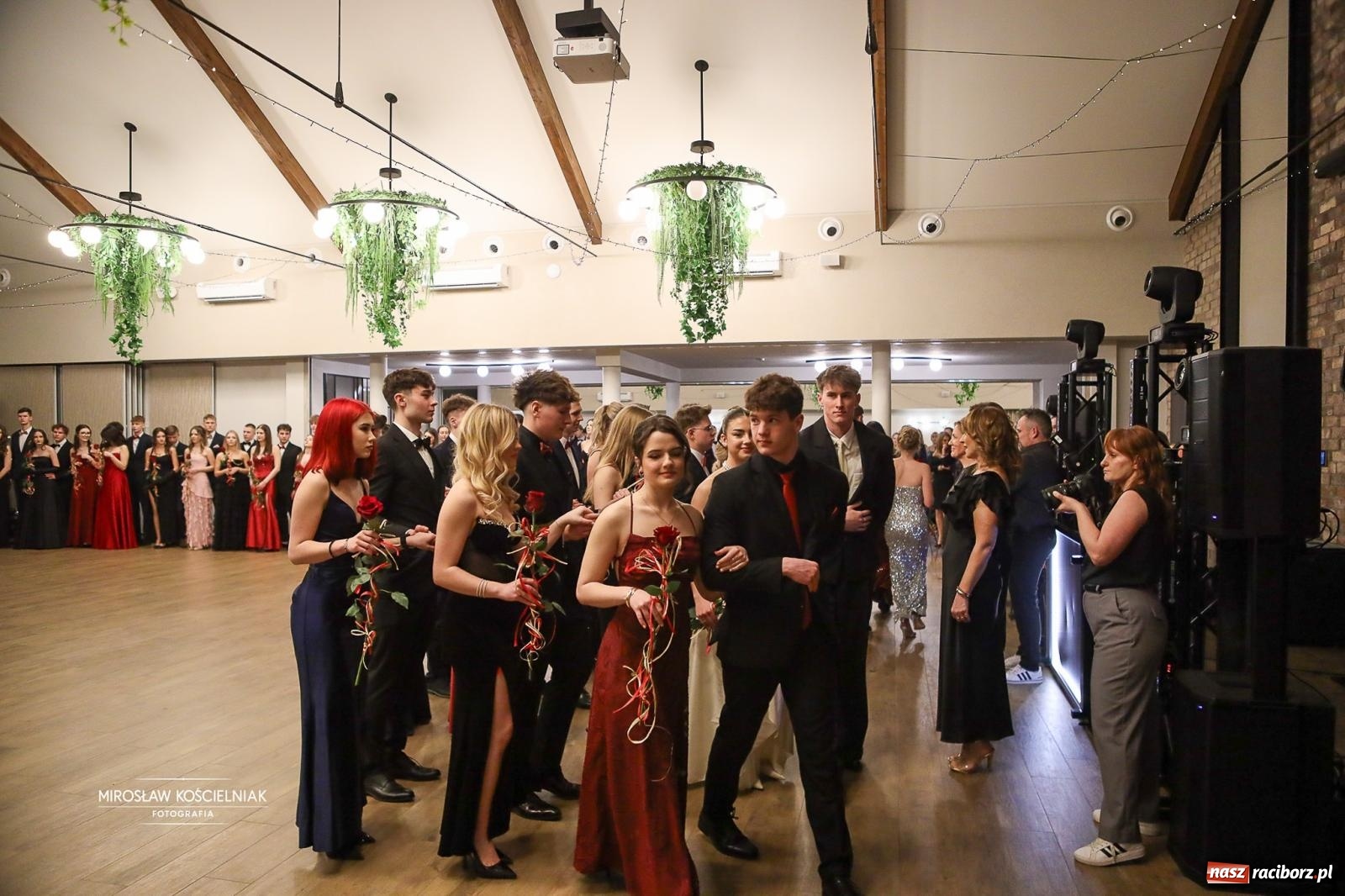 Zdjęcie w galerii na portalu naszraciborz.pl: Róże Kasprowicza w Rudym Lesie. Studniówka ZSO nr 1 z Raciborza na bis [FOTO] wiadomości z regionu