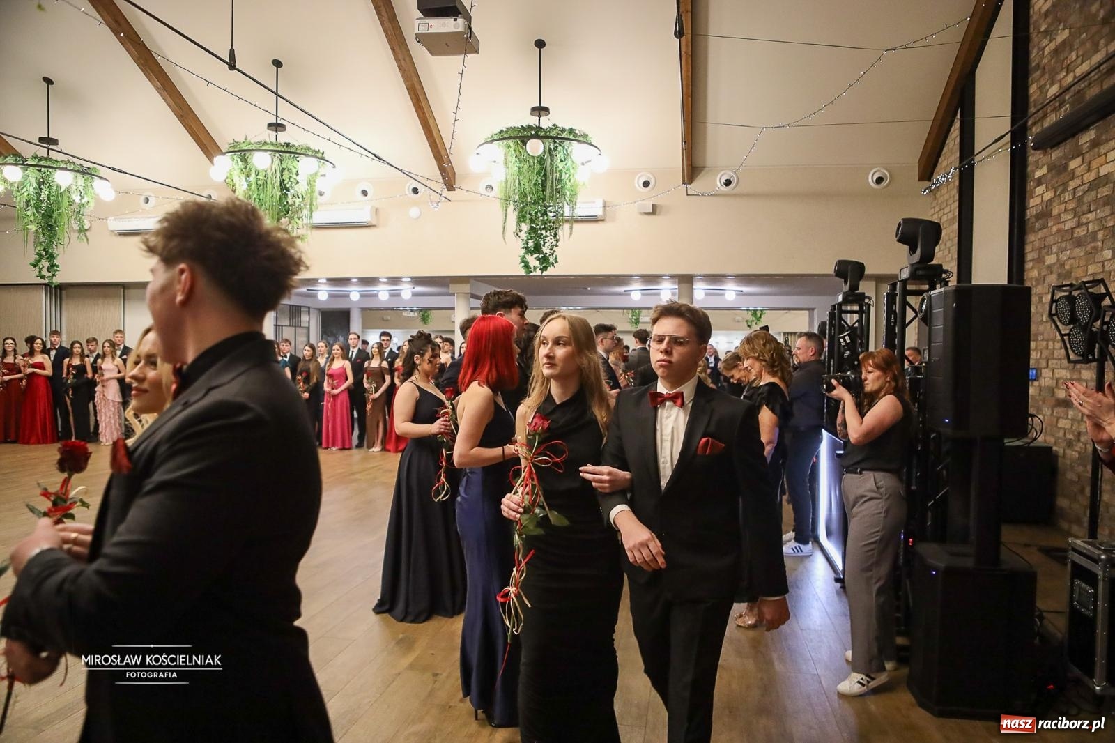 Zdjęcie w galerii na portalu naszraciborz.pl: Róże Kasprowicza w Rudym Lesie. Studniówka ZSO nr 1 z Raciborza na bis [FOTO] wiadomości z regionu