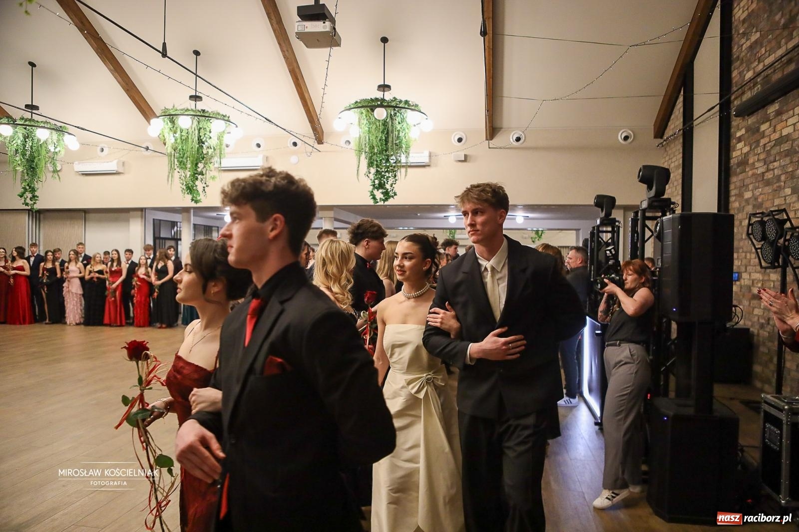 Zdjęcie w galerii na portalu naszraciborz.pl: Róże Kasprowicza w Rudym Lesie. Studniówka ZSO nr 1 z Raciborza na bis [FOTO] wiadomości z regionu