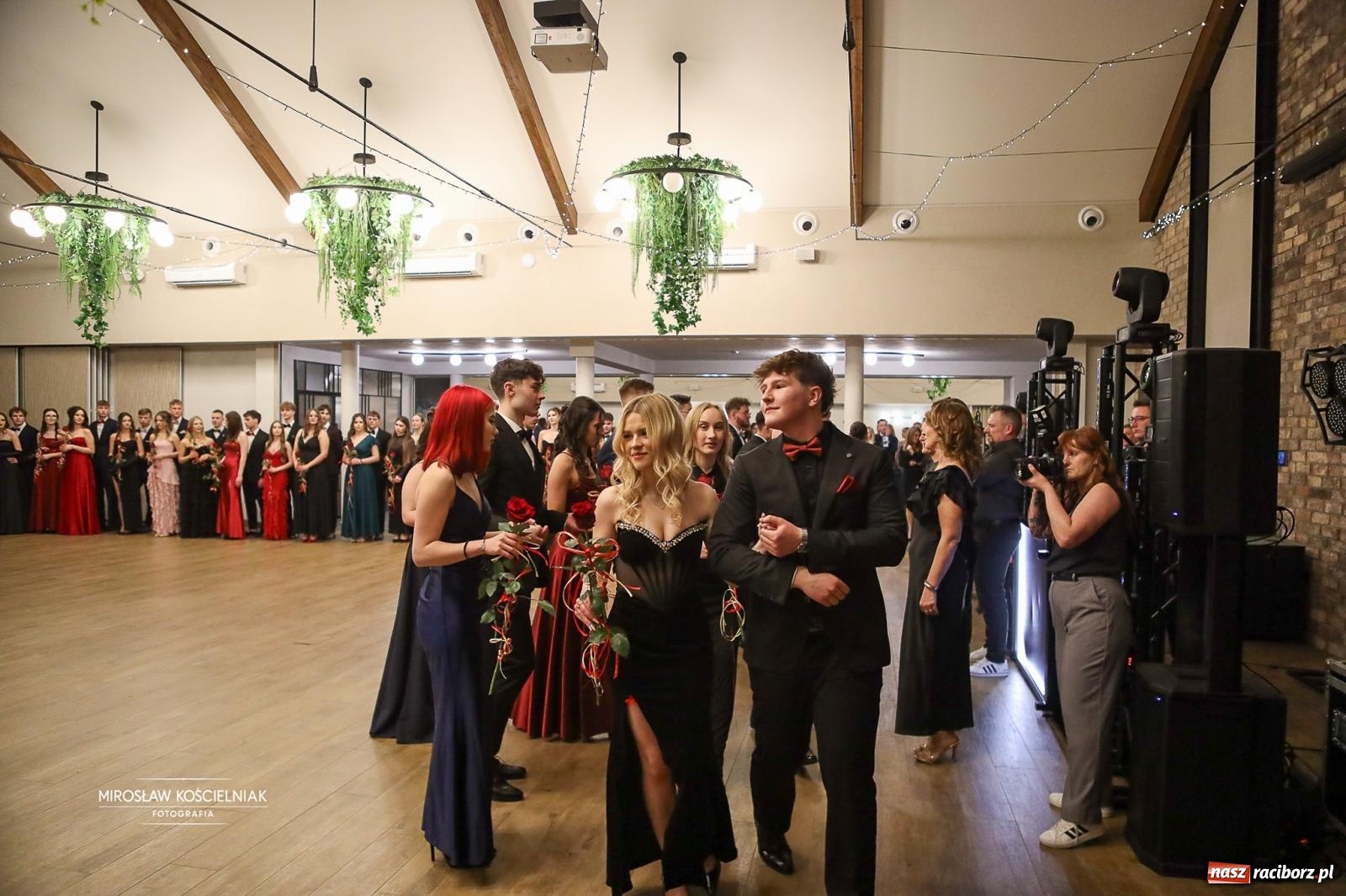 Zdjęcie w galerii na portalu naszraciborz.pl: Róże Kasprowicza w Rudym Lesie. Studniówka ZSO nr 1 z Raciborza na bis [FOTO] wiadomości z regionu