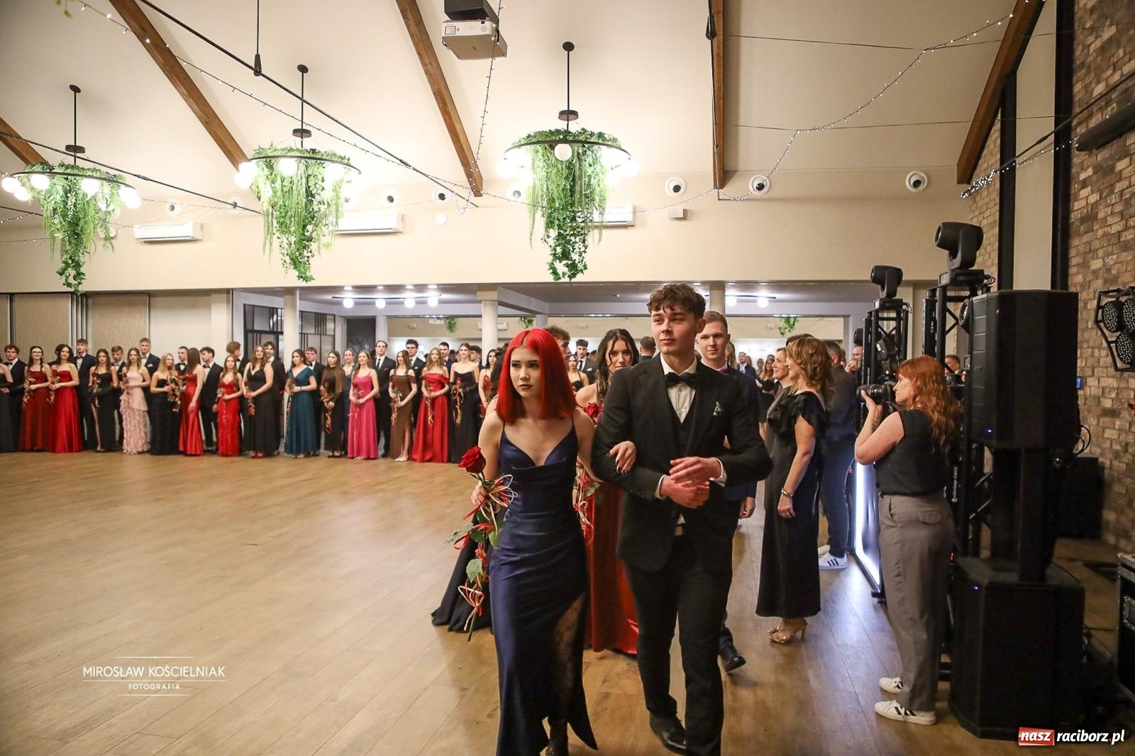 Zdjęcie w galerii na portalu naszraciborz.pl: Róże Kasprowicza w Rudym Lesie. Studniówka ZSO nr 1 z Raciborza na bis [FOTO] wiadomości z regionu