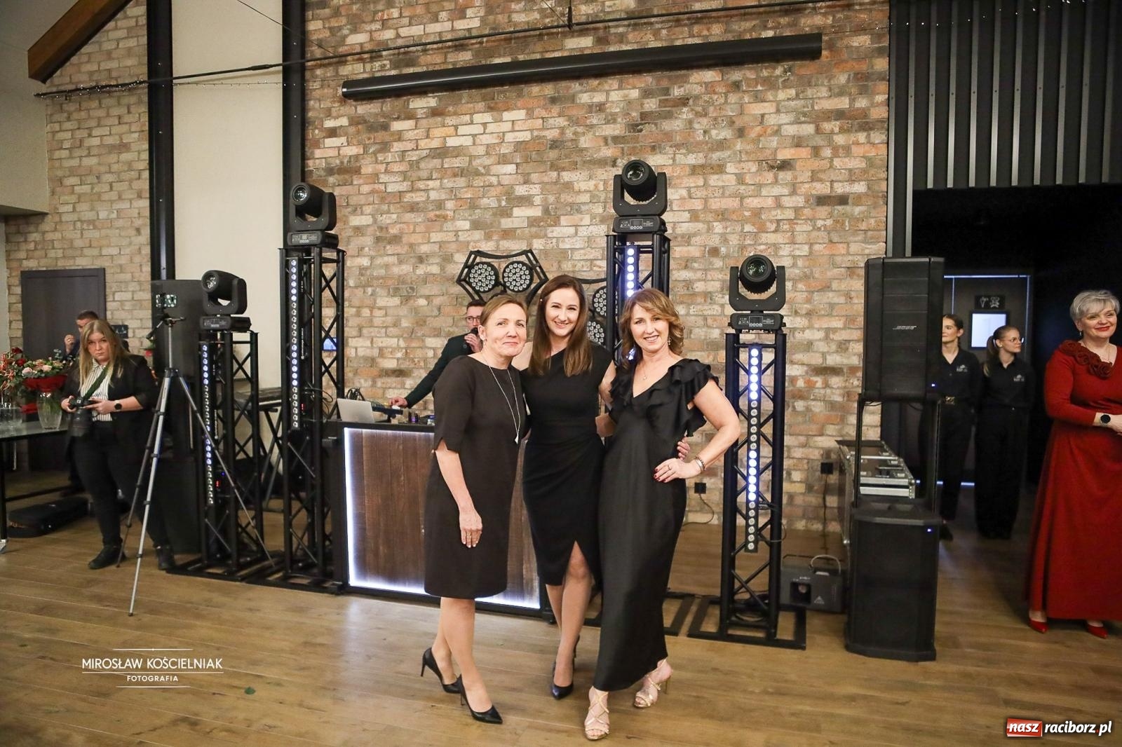 Zdjęcie w galerii na portalu naszraciborz.pl: Róże Kasprowicza w Rudym Lesie. Studniówka ZSO nr 1 z Raciborza na bis [FOTO] wiadomości z regionu