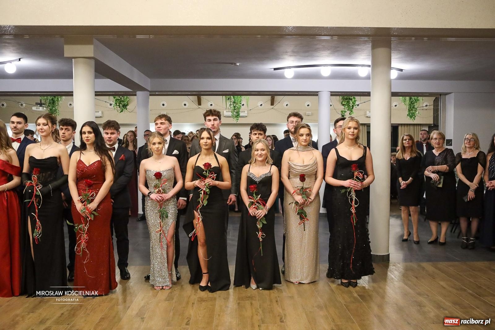 Zdjęcie w galerii na portalu naszraciborz.pl: Róże Kasprowicza w Rudym Lesie. Studniówka ZSO nr 1 z Raciborza na bis [FOTO] wiadomości z regionu