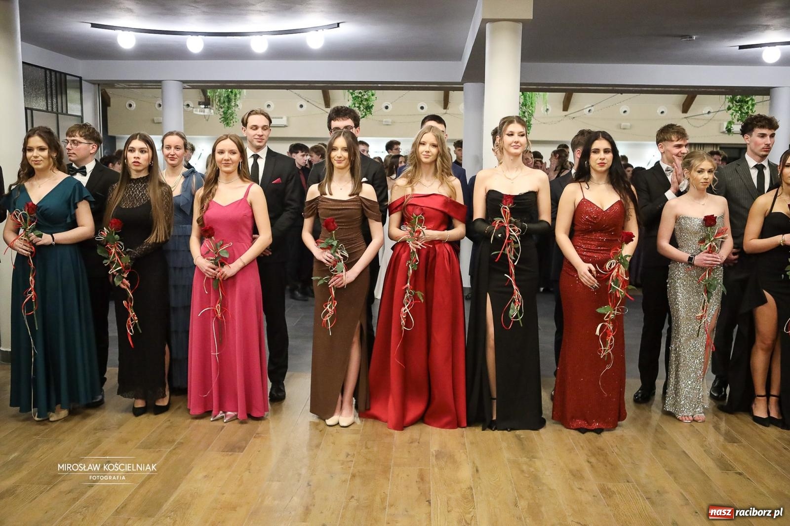 Zdjęcie w galerii na portalu naszraciborz.pl: Róże Kasprowicza w Rudym Lesie. Studniówka ZSO nr 1 z Raciborza na bis [FOTO] wiadomości z regionu