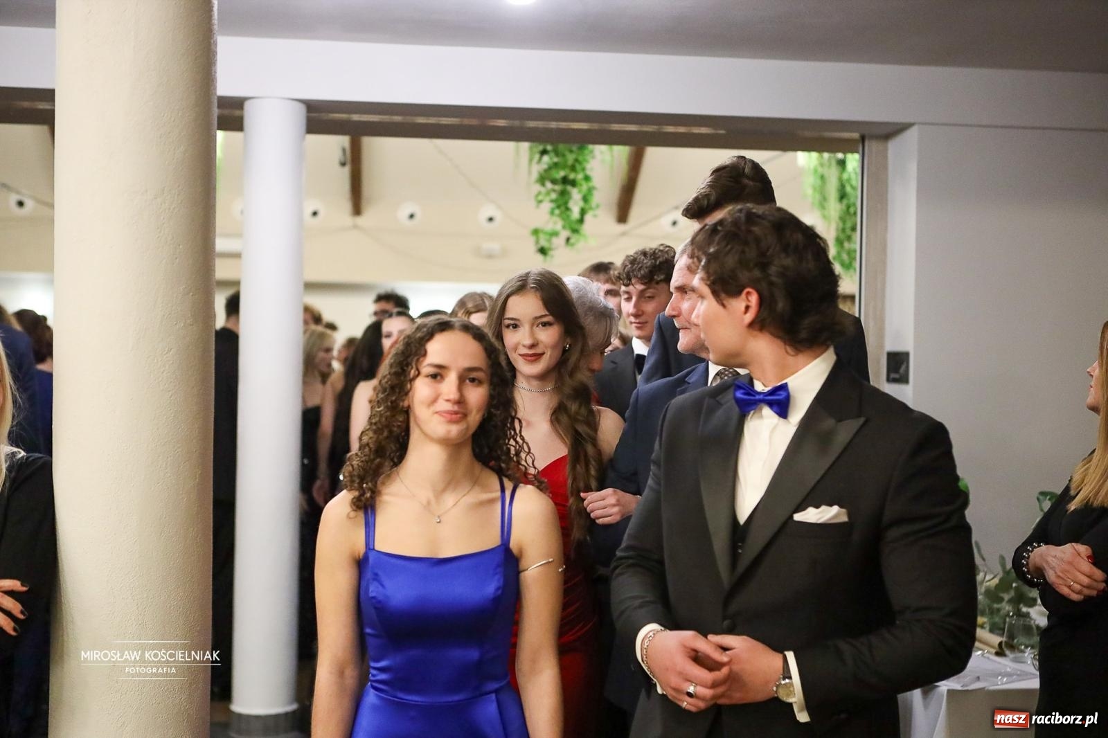 Zdjęcie w galerii na portalu naszraciborz.pl: Róże Kasprowicza w Rudym Lesie. Studniówka ZSO nr 1 z Raciborza na bis [FOTO] wiadomości z regionu