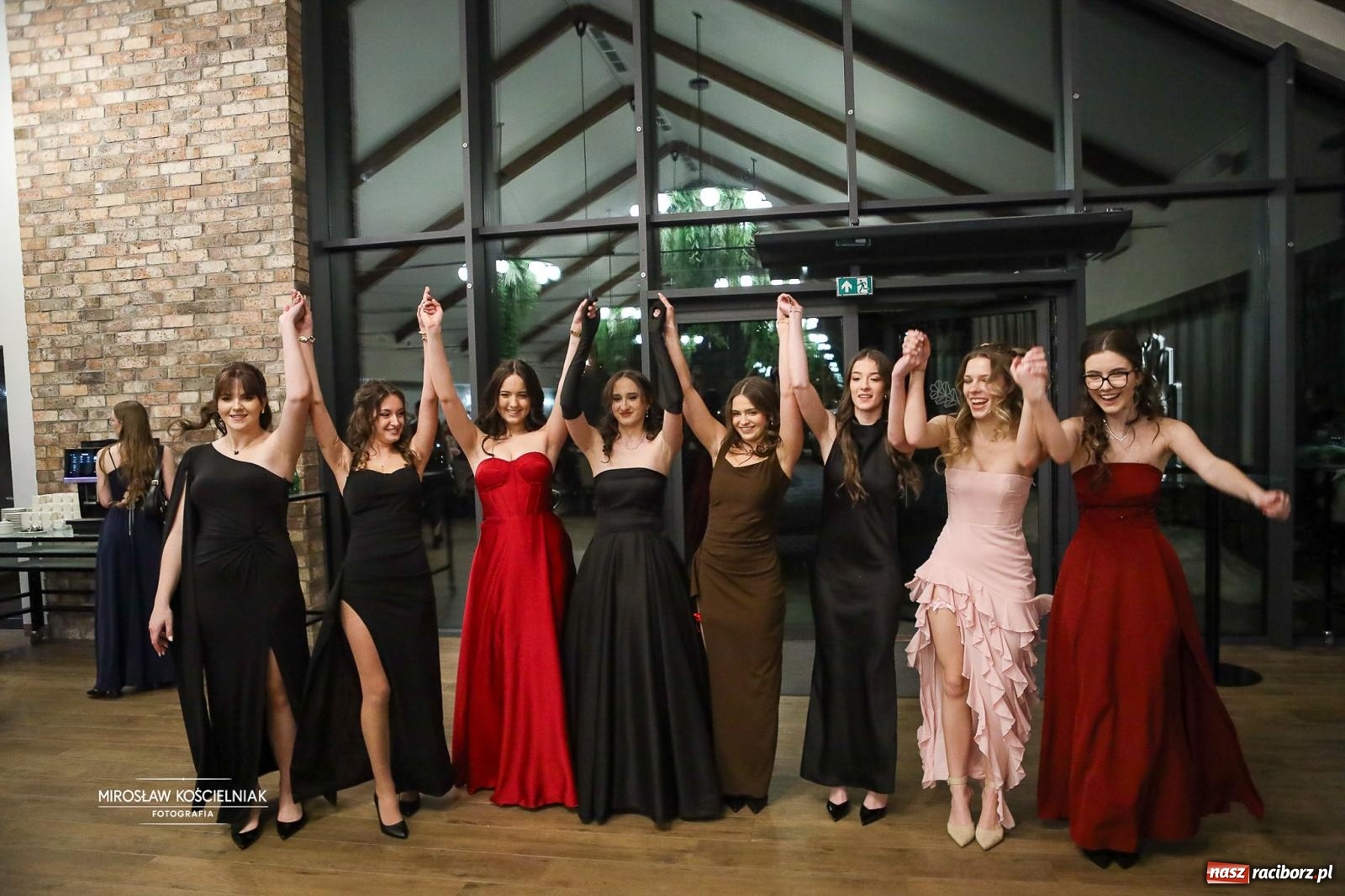 Zdjęcie w galerii na portalu naszraciborz.pl: Róże Kasprowicza w Rudym Lesie. Studniówka ZSO nr 1 z Raciborza na bis [FOTO] wiadomości z regionu