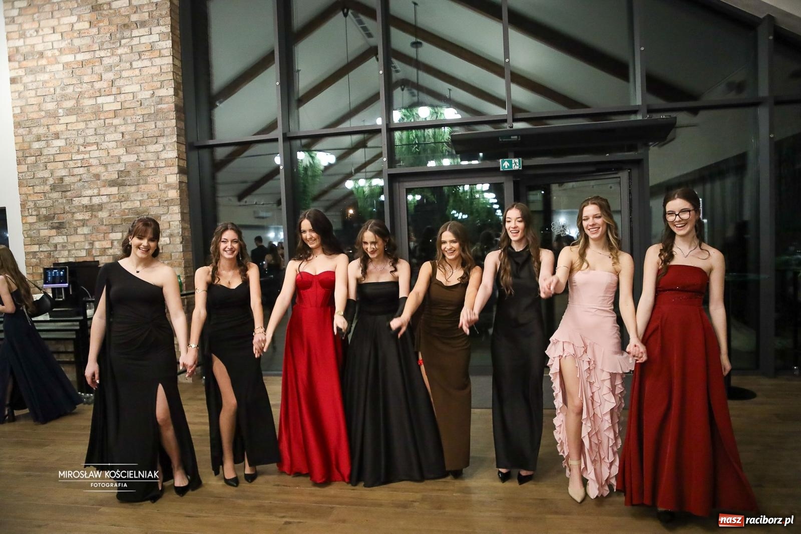 Zdjęcie w galerii na portalu naszraciborz.pl: Róże Kasprowicza w Rudym Lesie. Studniówka ZSO nr 1 z Raciborza na bis [FOTO] wiadomości z regionu