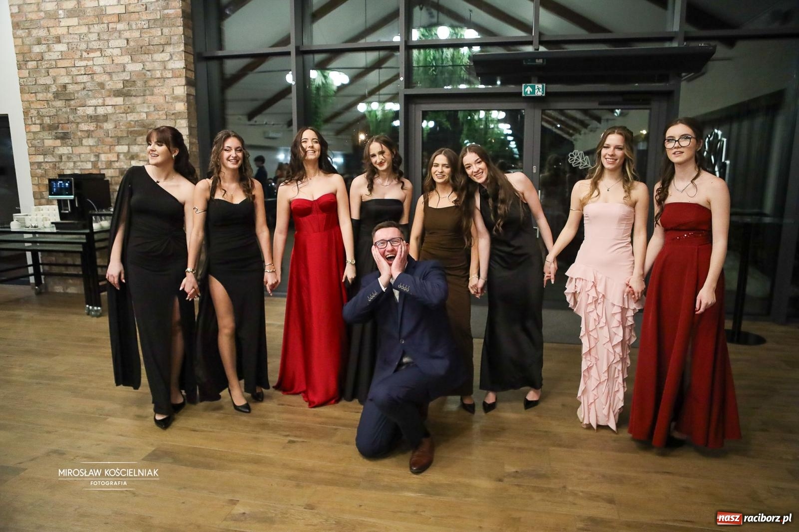 Zdjęcie w galerii na portalu naszraciborz.pl: Róże Kasprowicza w Rudym Lesie. Studniówka ZSO nr 1 z Raciborza na bis [FOTO] wiadomości z regionu